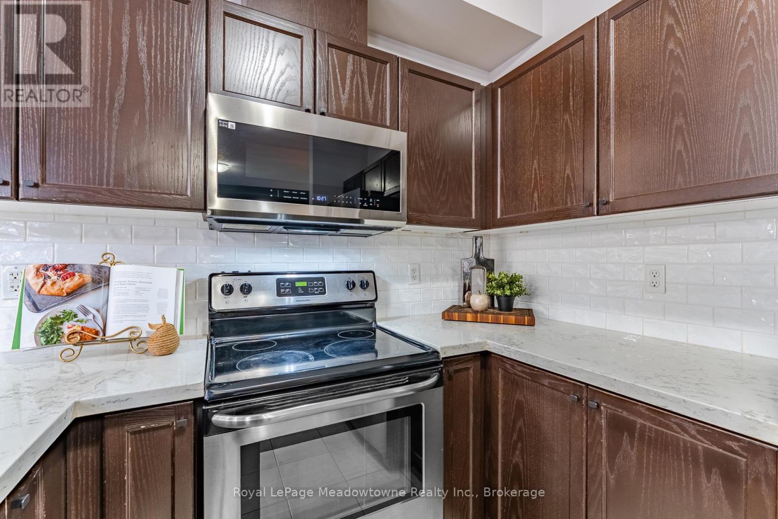 












559 MURRAY MEADOWS PLACE

,
Milton (CL Clarke),




Ontario
L9T8L8

