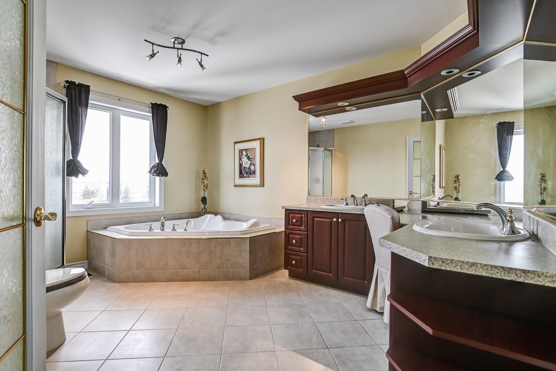 









7655


Rue Liege

,
Brossard,




QC
J4Y3J4

