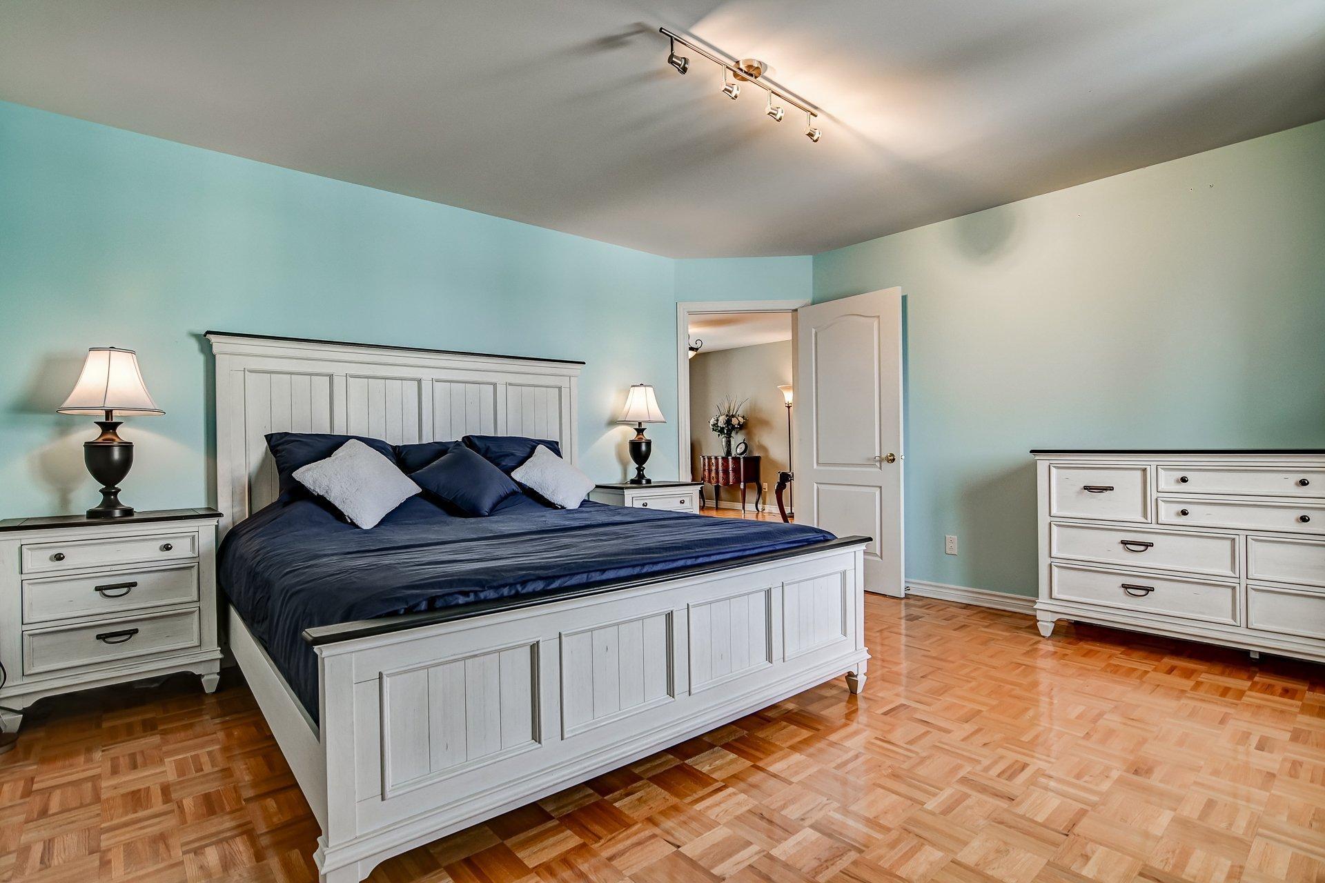 









7655


Rue Liege

,
Brossard,




QC
J4Y3J4

