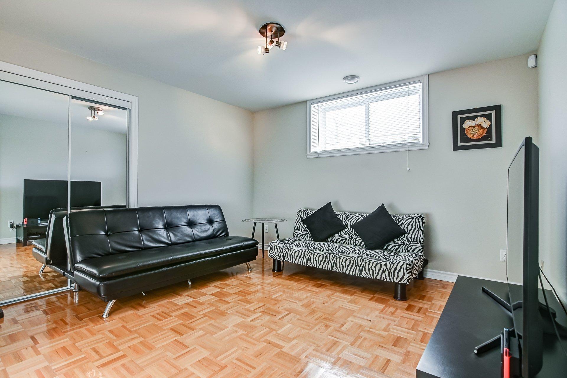 









7655


Rue Liege

,
Brossard,




QC
J4Y3J4

