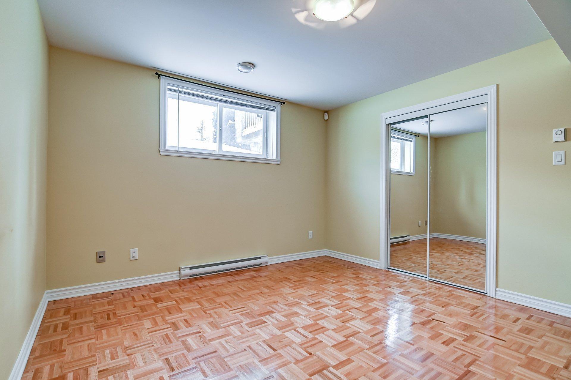 









7655


Rue Liege

,
Brossard,




QC
J4Y3J4

