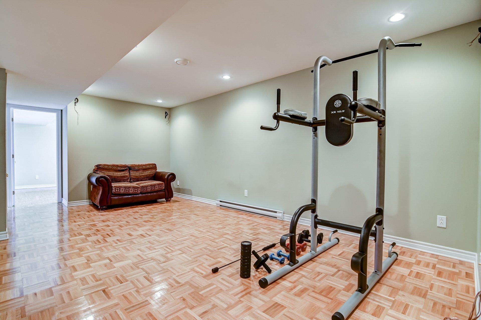 









7655


Rue Liege

,
Brossard,




QC
J4Y3J4

