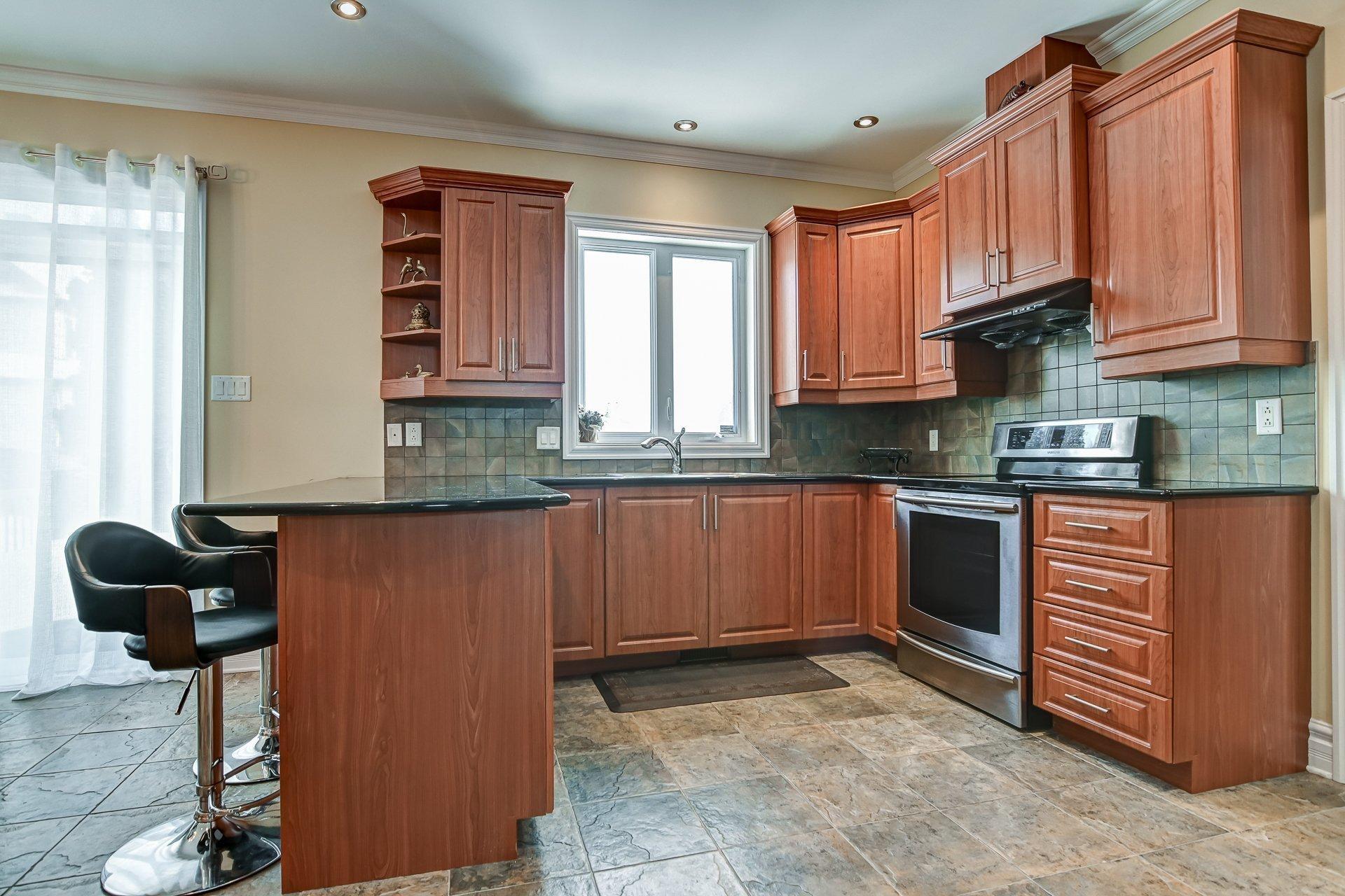 









7655


Rue Liege

,
Brossard,




QC
J4Y3J4

