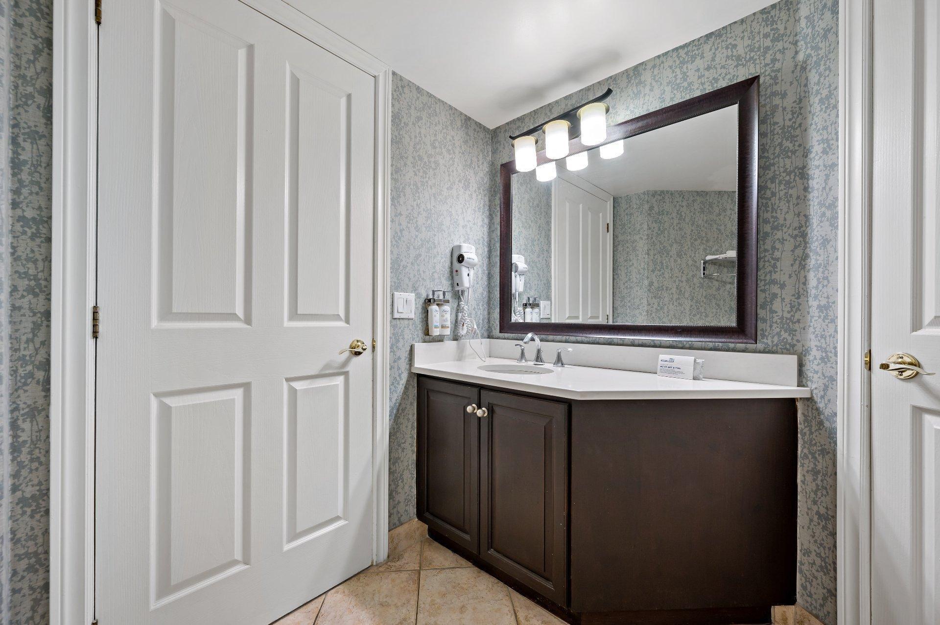 









160


Ch. du Curé-Deslauriers

, 231-232,
Mont-Tremblant,




QC
J8E1T1

