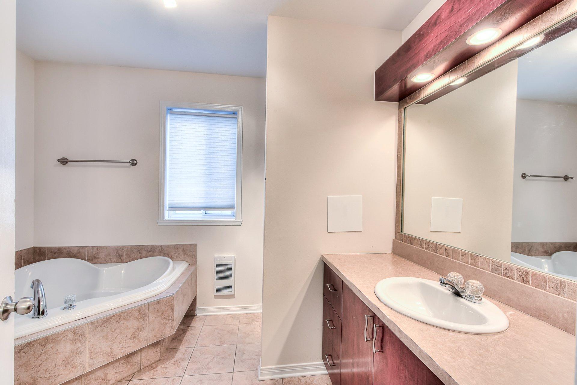 









214


Rue des Noisetiers

,
Laval (Duvernay),




QC
H7A0A1

