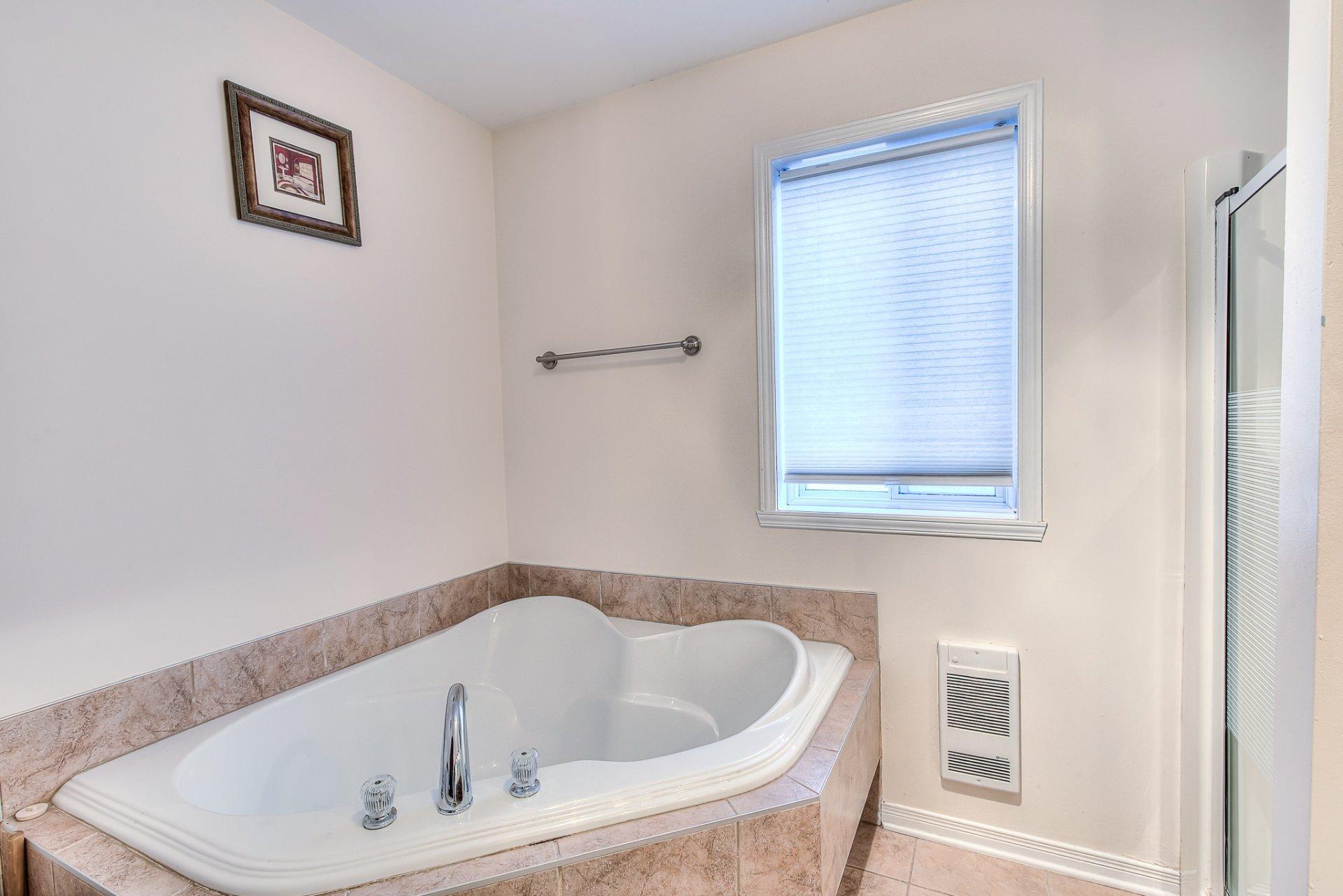 









214


Rue des Noisetiers

,
Laval (Duvernay),




QC
H7A0A1

