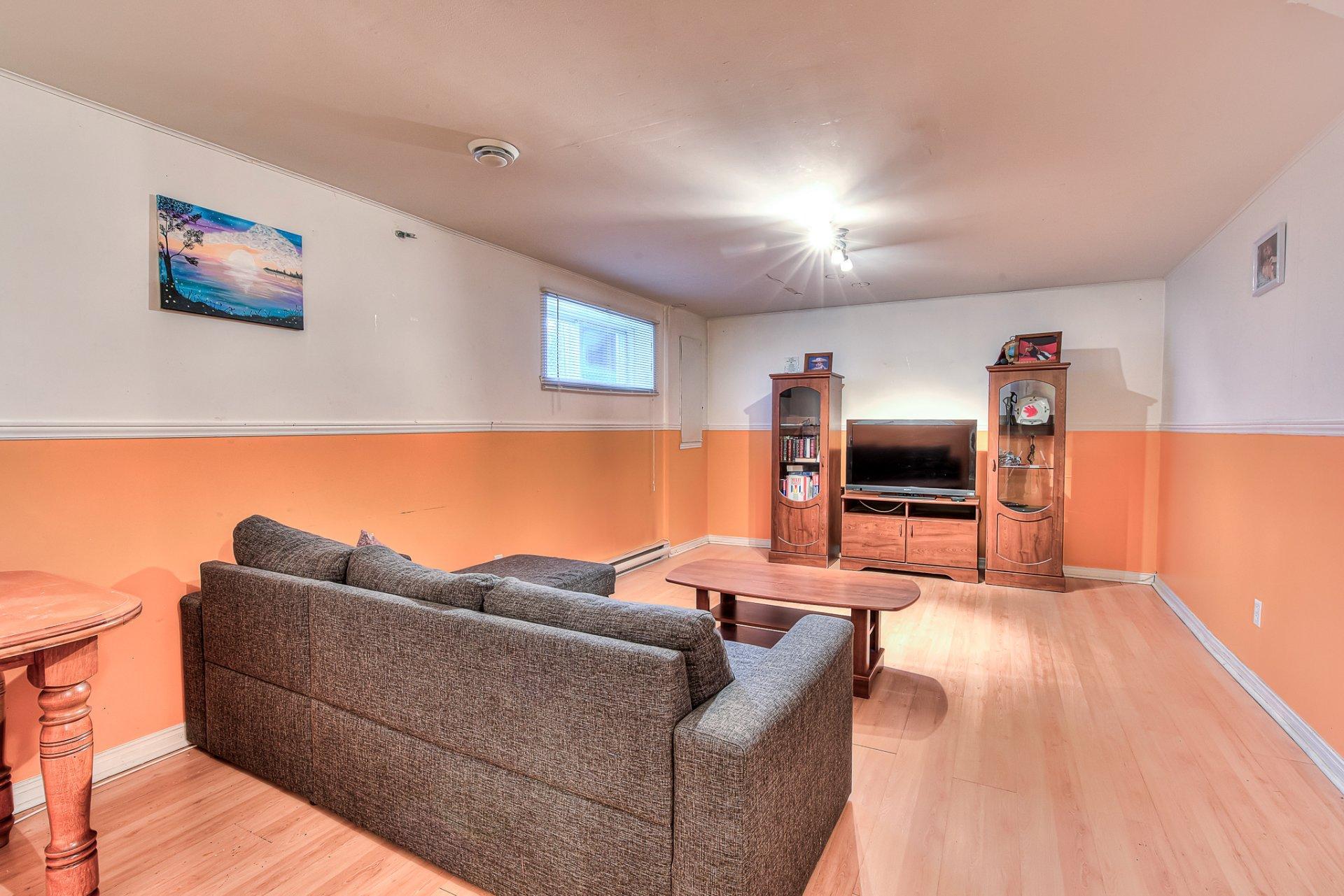 









214


Rue des Noisetiers

,
Laval (Duvernay),




QC
H7A0A1

