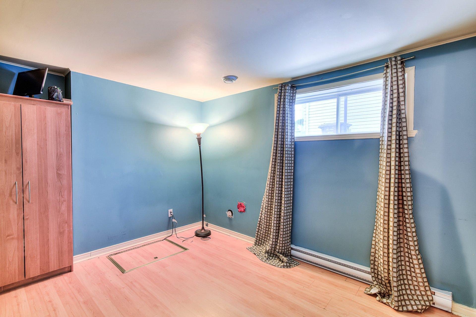 









214


Rue des Noisetiers

,
Laval (Duvernay),




QC
H7A0A1

