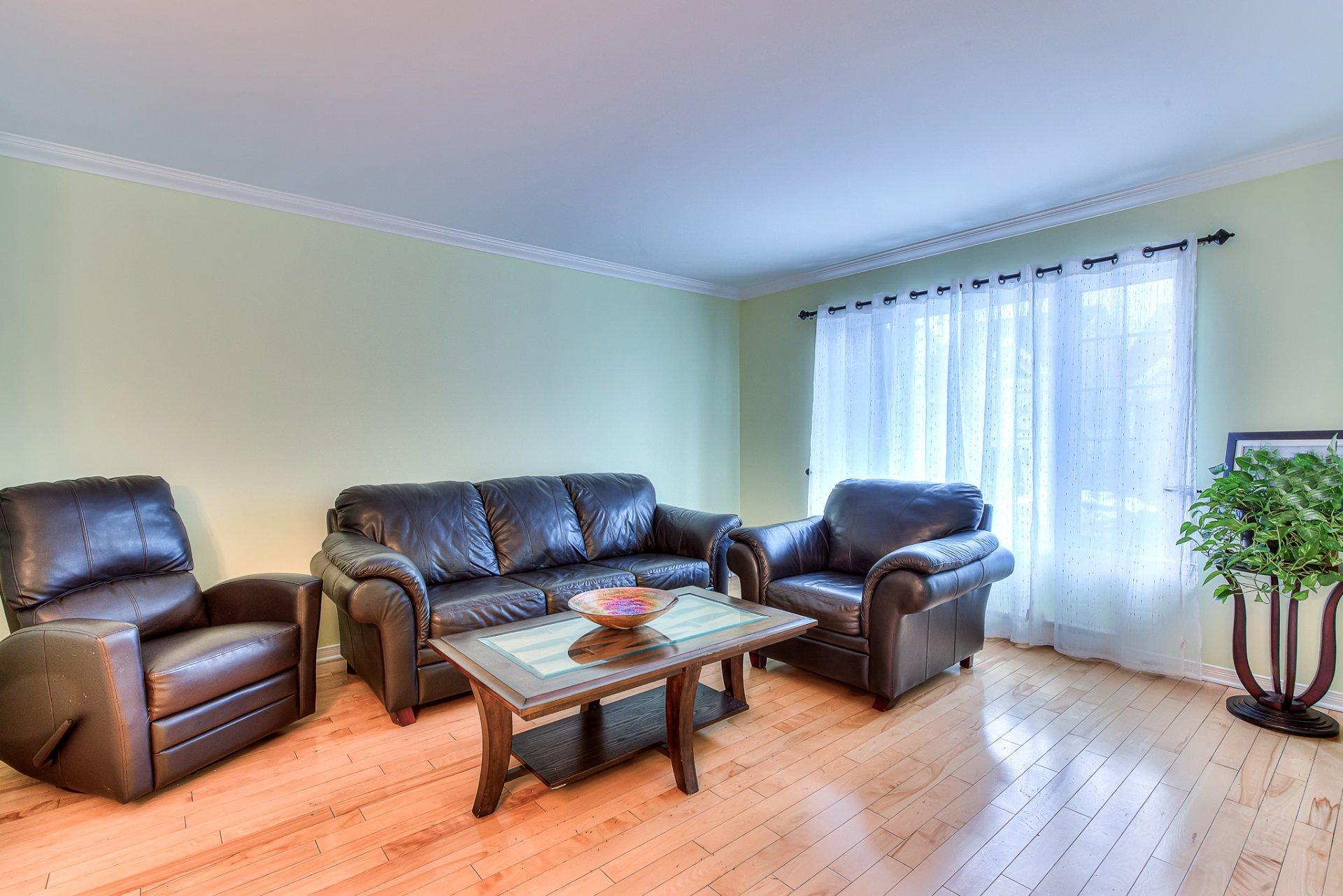 









214


Rue des Noisetiers

,
Laval (Duvernay),




QC
H7A0A1

