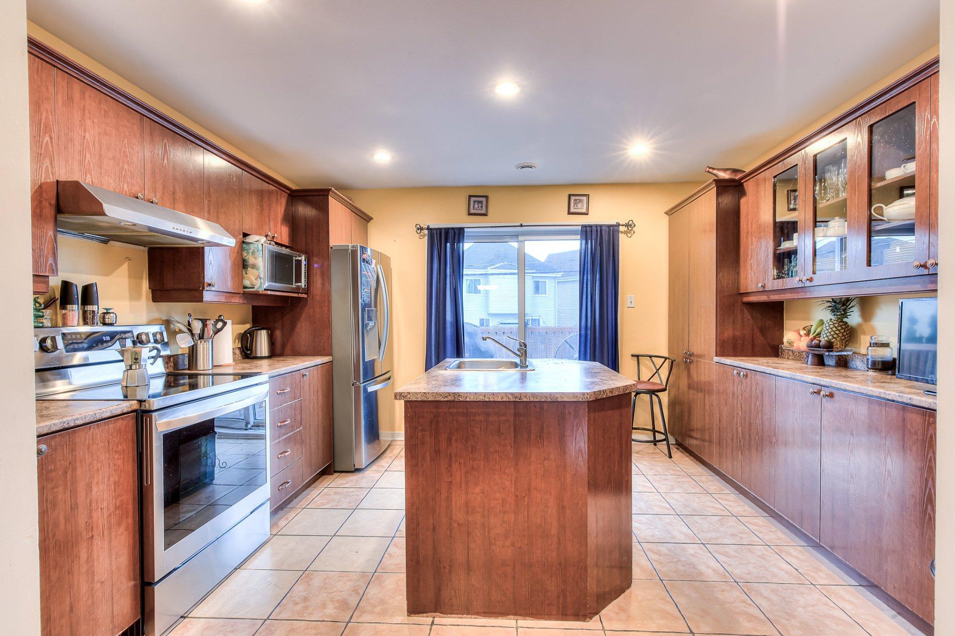 









214


Rue des Noisetiers

,
Laval (Duvernay),




QC
H7A0A1

