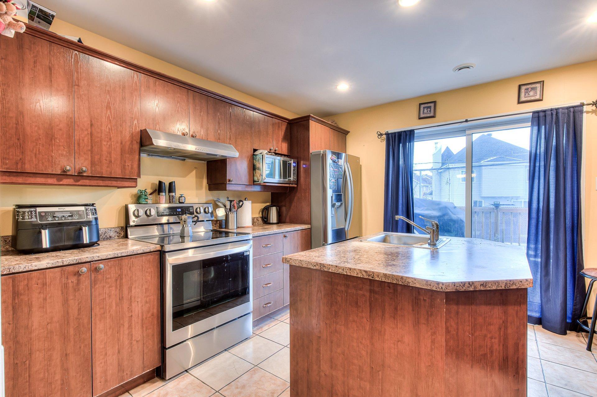 









214


Rue des Noisetiers

,
Laval (Duvernay),




QC
H7A0A1

