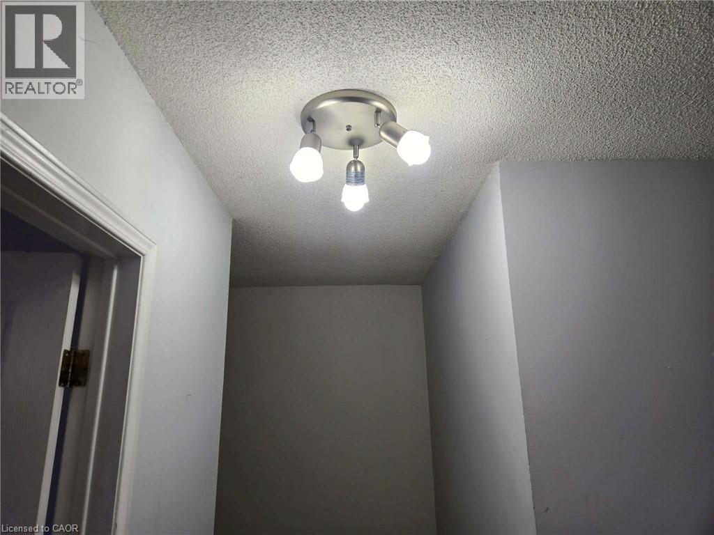 












185 SULMONA Drive

,
Hamilton,




Ontario
L8W3W4

