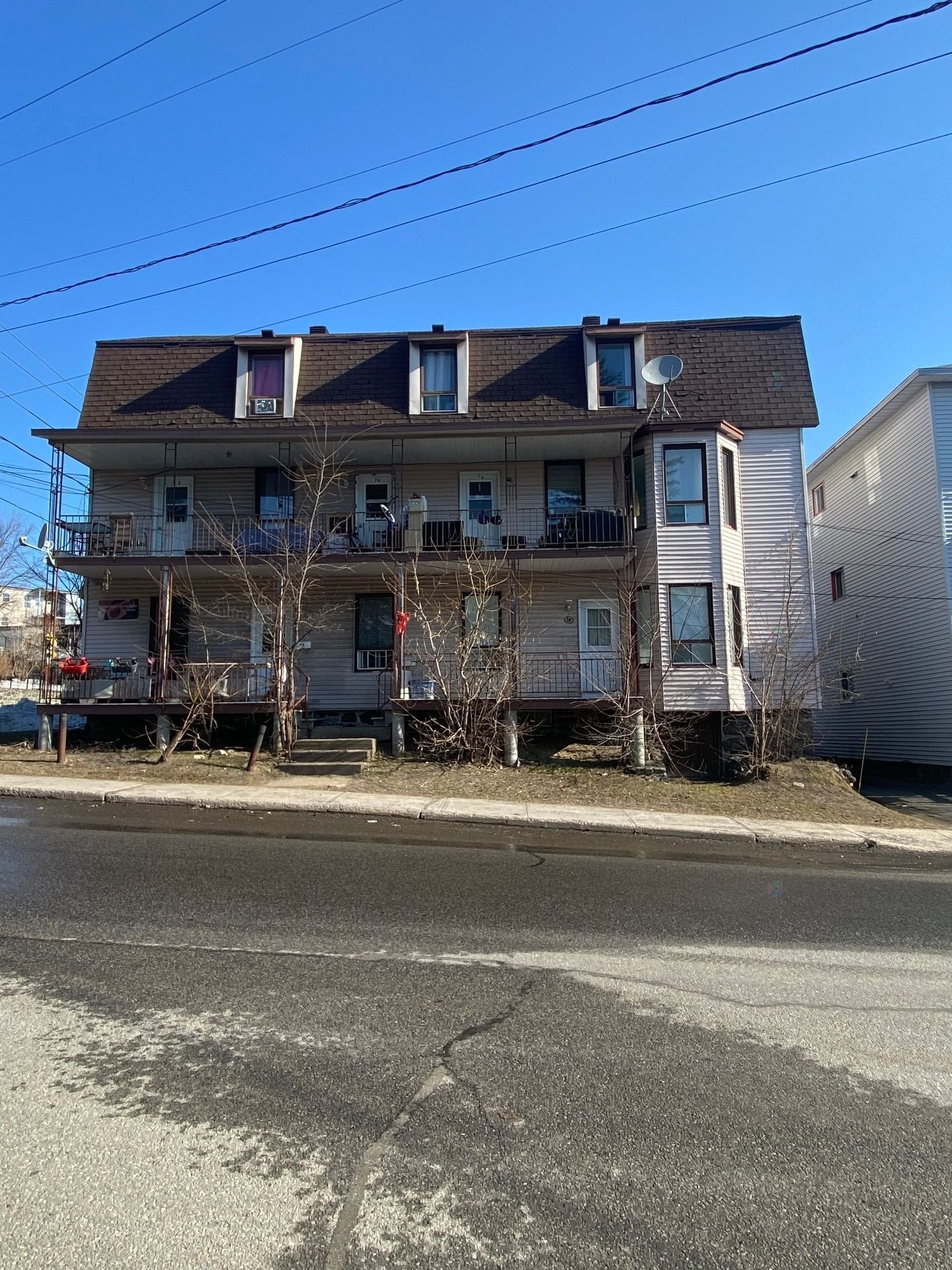 









70

 - 78


5e Avenue

,
Shawinigan,




QC
G9T4Z2

