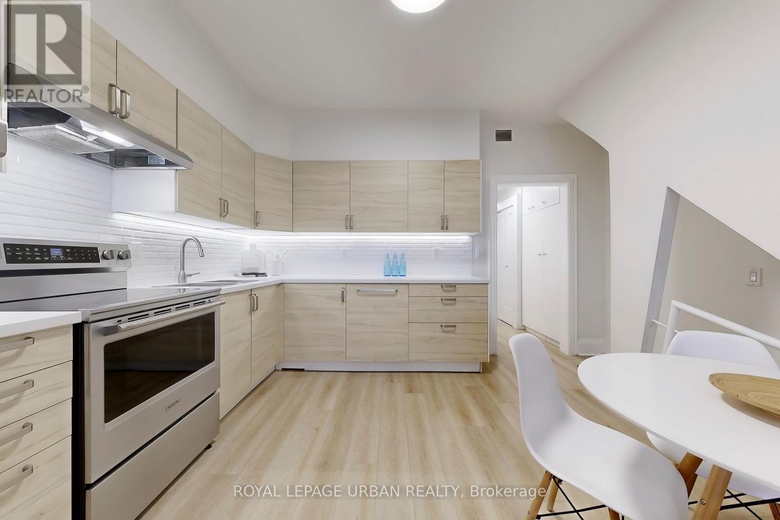 












772 RICHMOND STREET W

,
Toronto,




Ontario
M6J1C5

