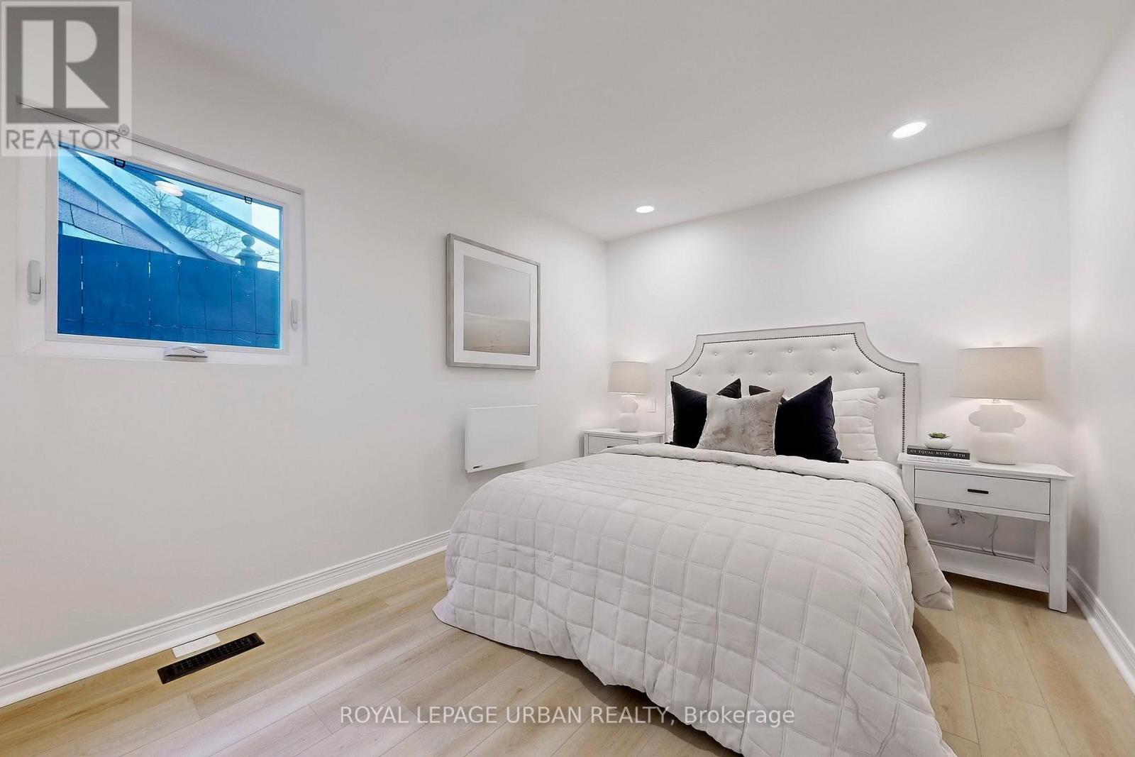 












772 RICHMOND STREET W

,
Toronto,




Ontario
M6J1C5

