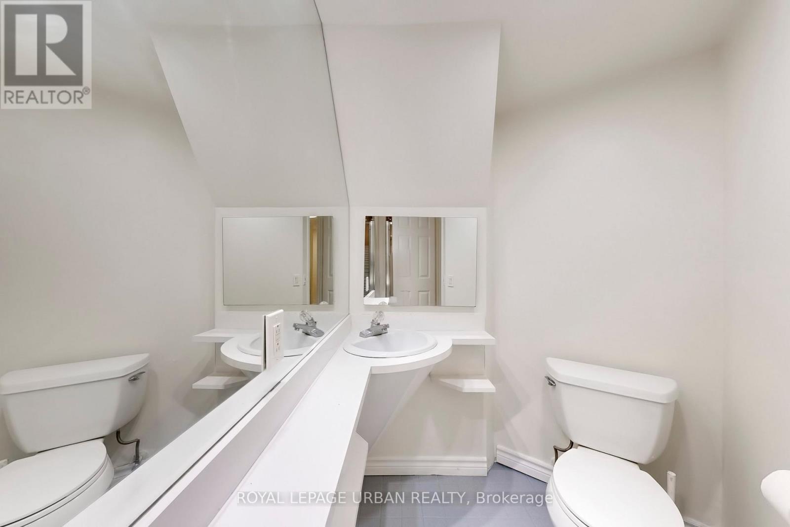 












772 RICHMOND STREET W

,
Toronto,




Ontario
M6J1C5

