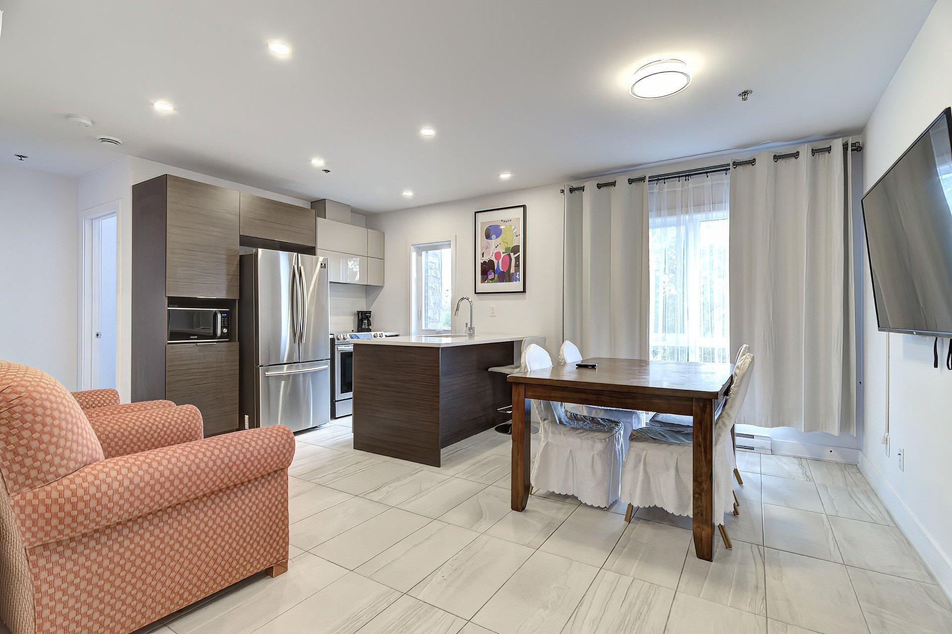 









2001


Av. Beaconsfield

, 416,
Montréal (Côte-des-Neiges/Notre-Dame-de-Grâce),




QC
H4A2G7

