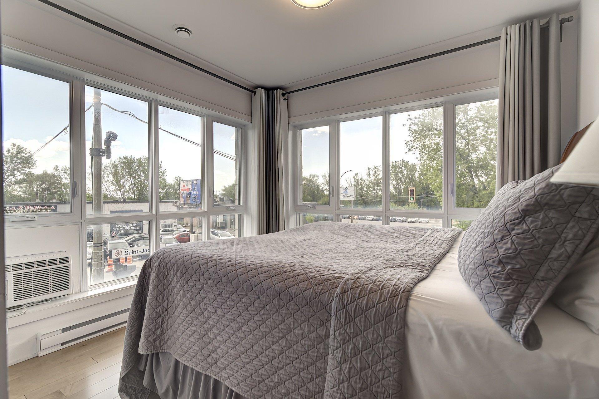 









2001


Av. Beaconsfield

, 416,
Montréal (Côte-des-Neiges/Notre-Dame-de-Grâce),




QC
H4A2G7

