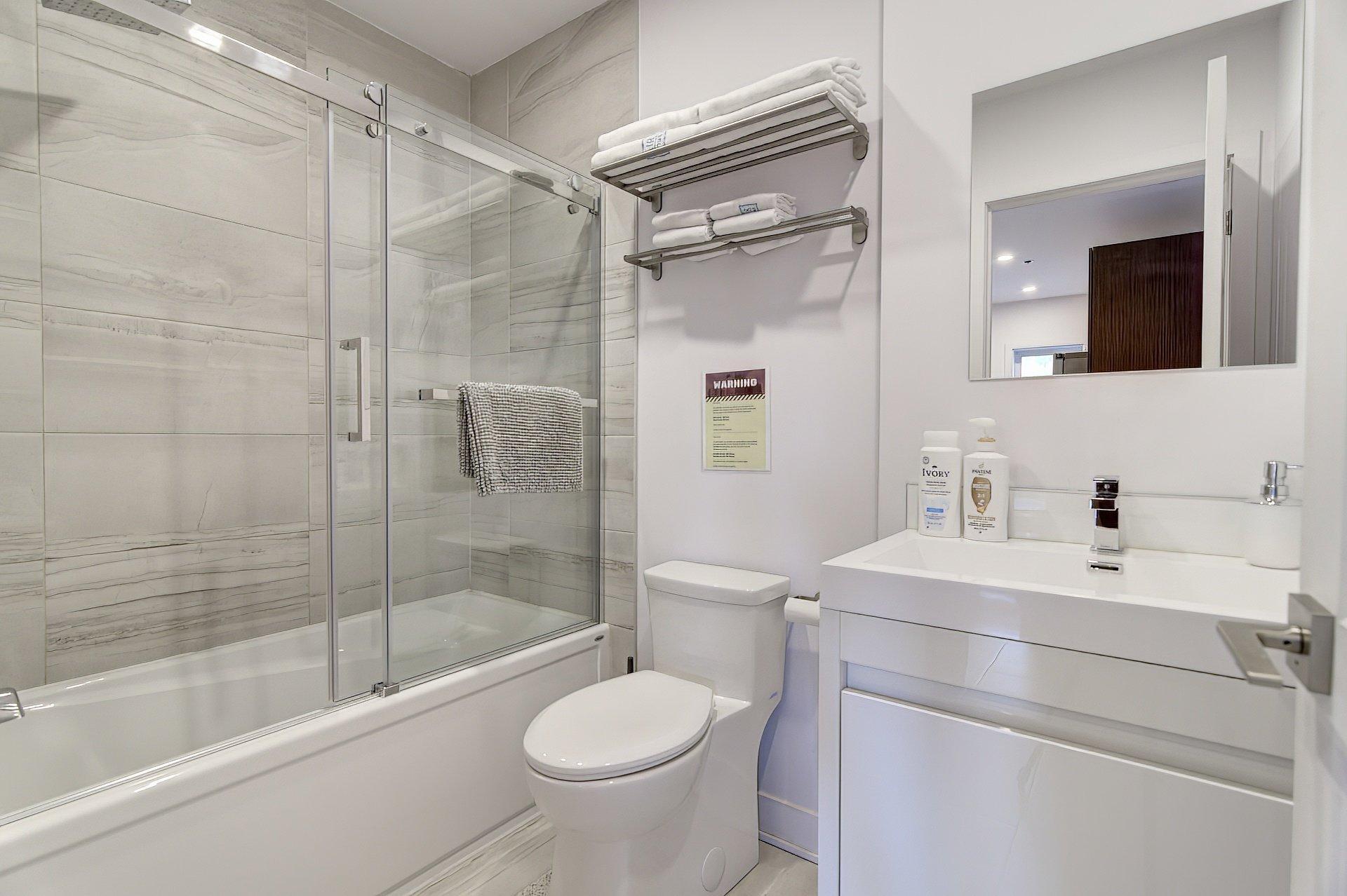 









2001


Av. Beaconsfield

, 416,
Montréal (Côte-des-Neiges/Notre-Dame-de-Grâce),




QC
H4A2G7

