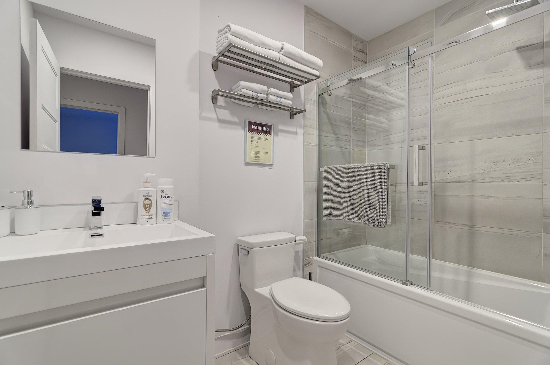 









2001


Av. Beaconsfield

, 315,
Montréal (Côte-des-Neiges/Notre-Dame-de-Grâce),




QC
H4A2G7

