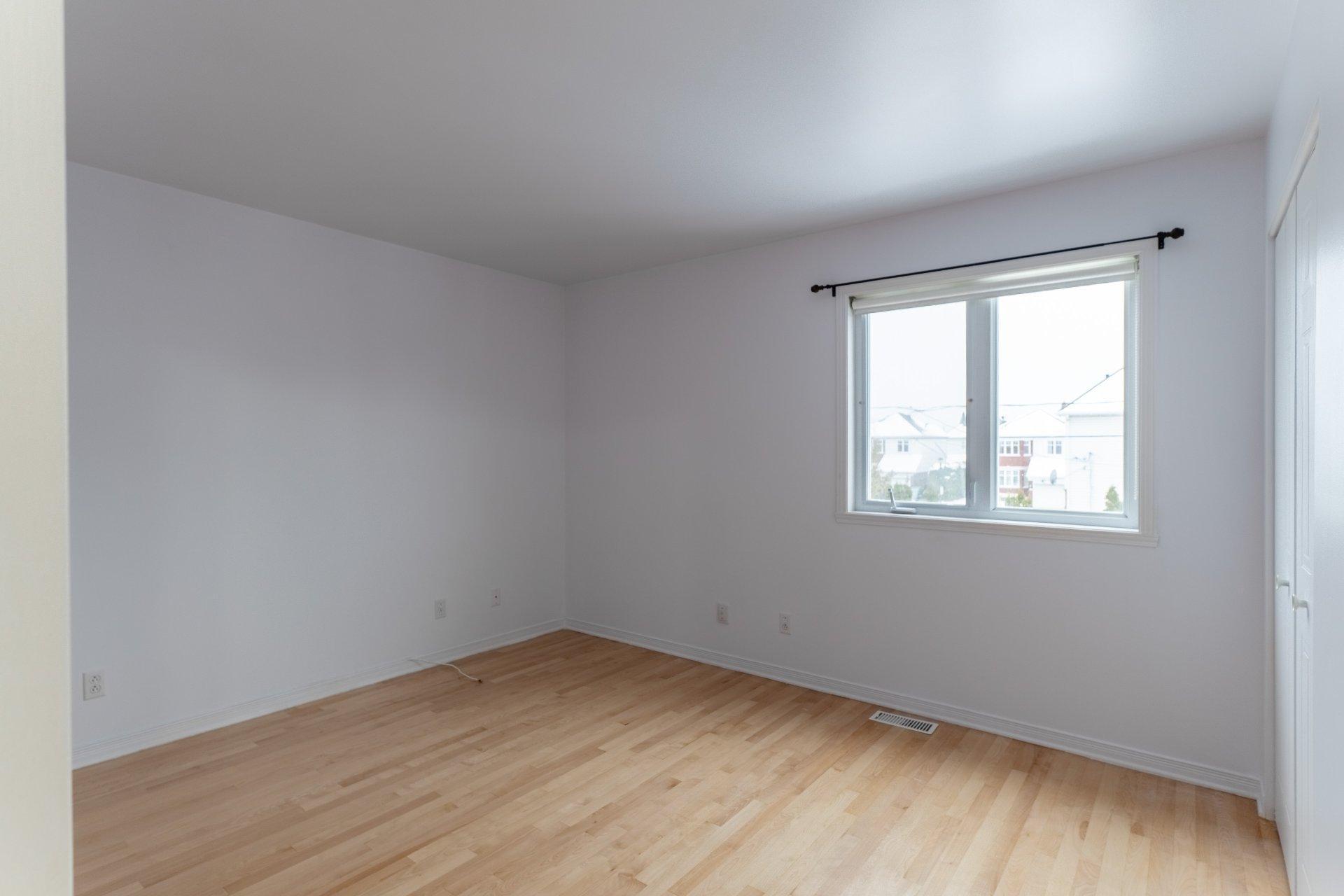 









6263


Rue des Mimosas

,
Longueuil (Saint-Hubert),




QC
J3Z1J5

