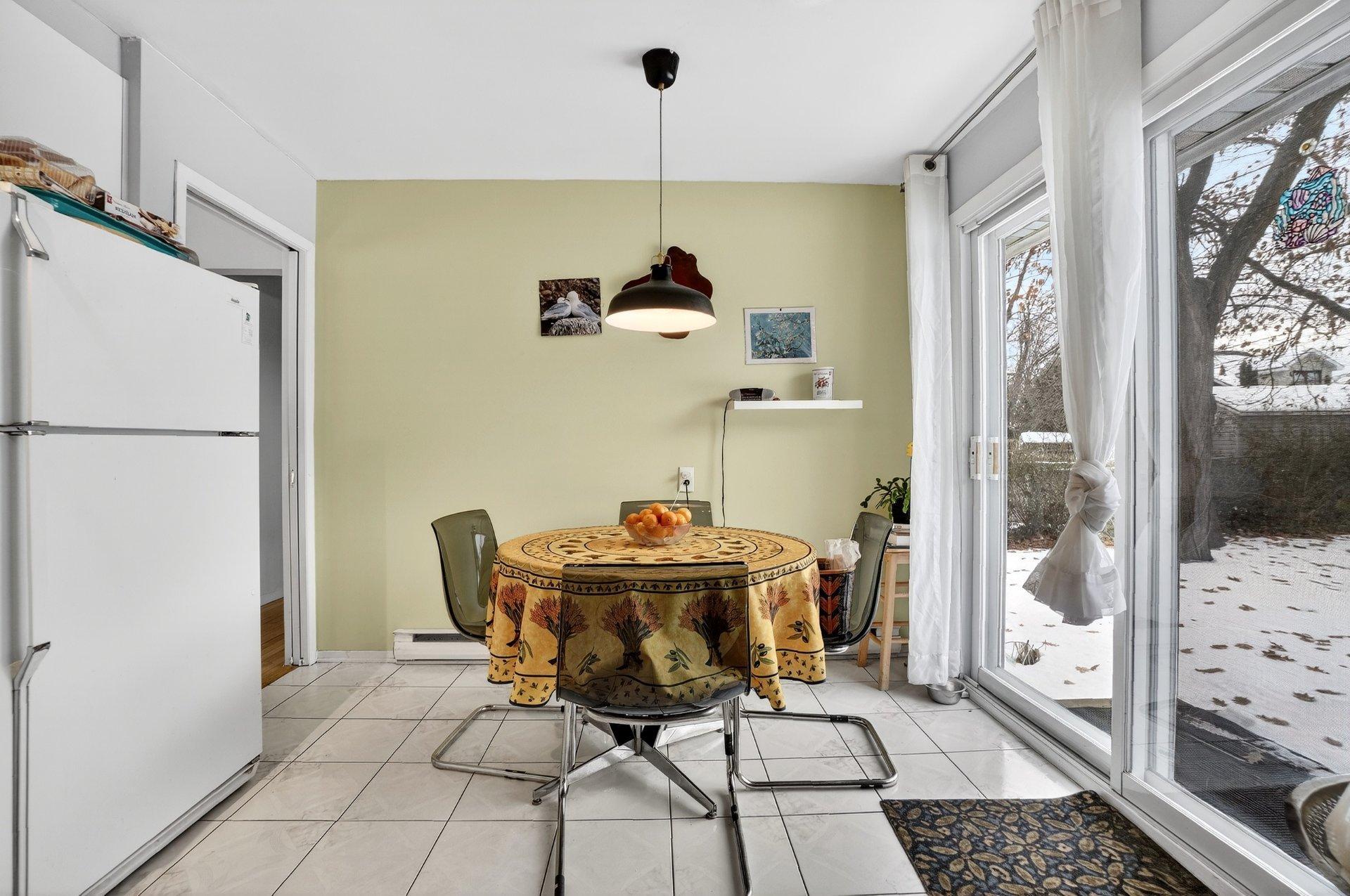 









6520


Av. des Perruches

,
Laval (Sainte-Rose),




QC
H7L3R1

