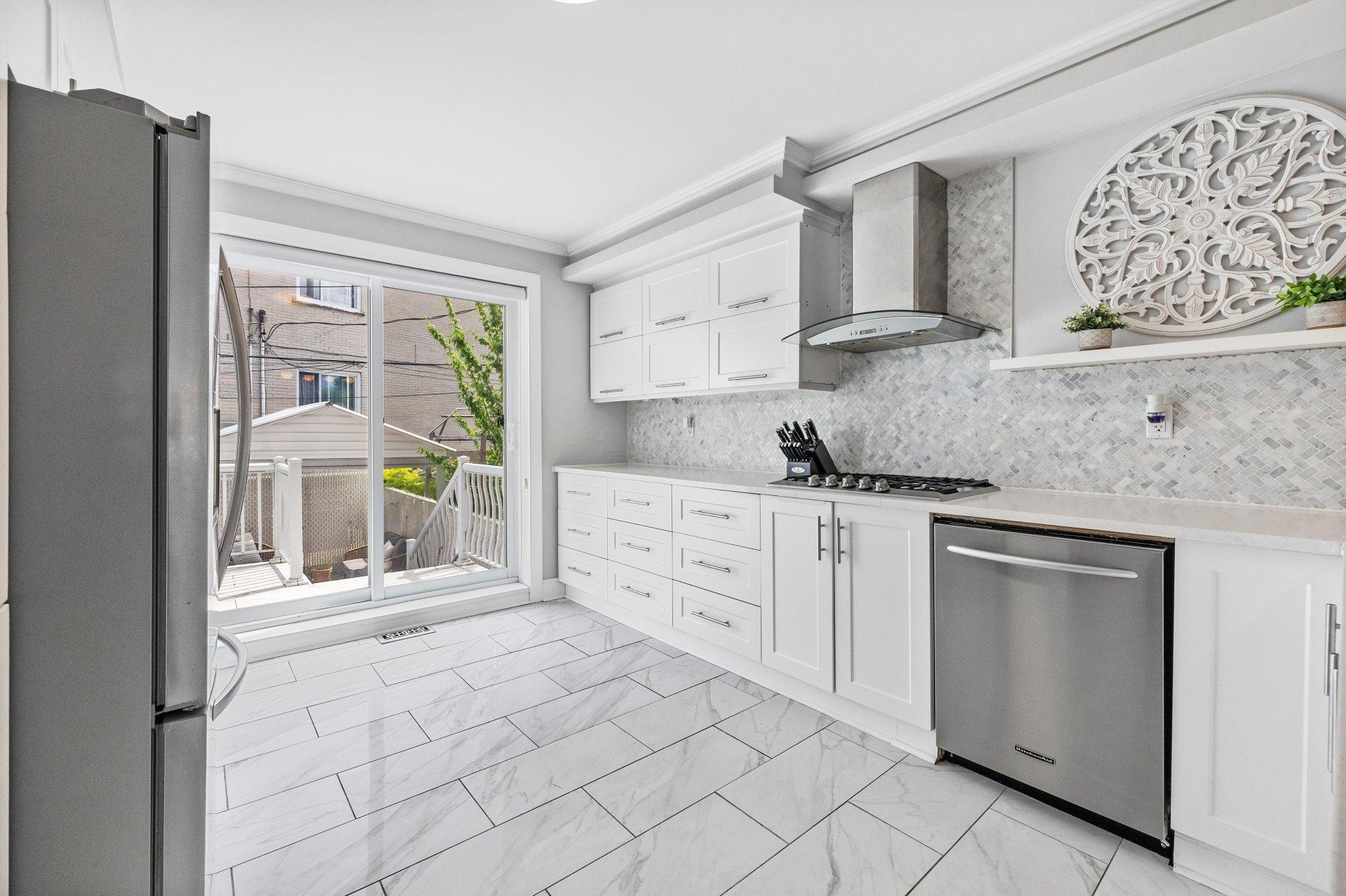 









3110

 - 3112


Rue Noorduyn

,
Montréal (Saint-Laurent),




QC
H4R1A2

