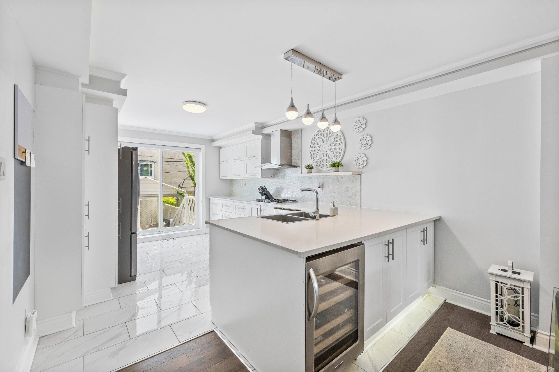 









3110

 - 3112


Rue Noorduyn

,
Montréal (Saint-Laurent),




QC
H4R1A2

