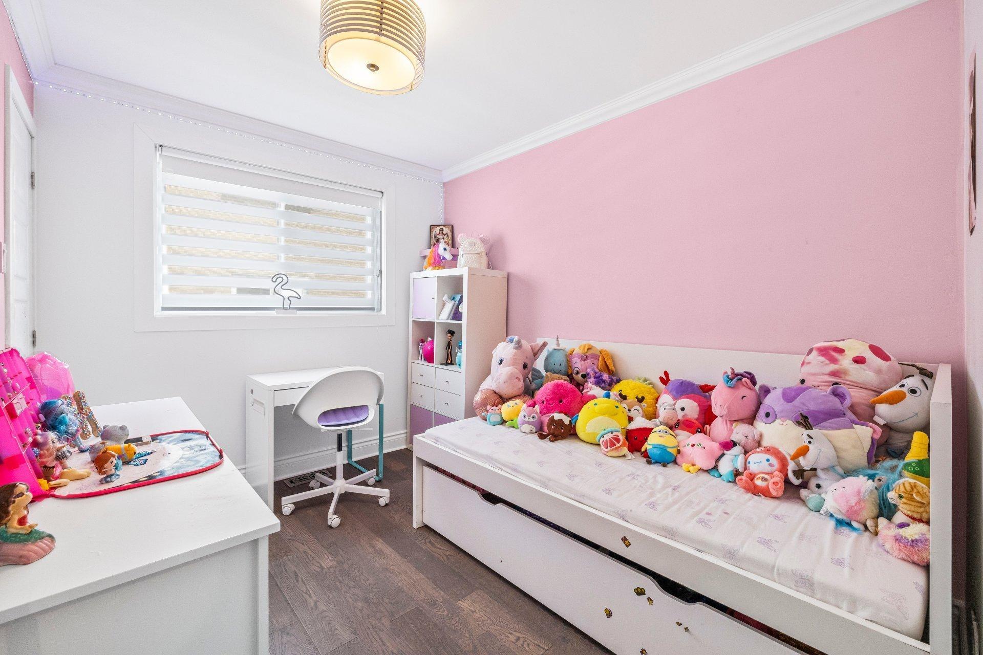 









3110

 - 3112


Rue Noorduyn

,
Montréal (Saint-Laurent),




QC
H4R1A2

