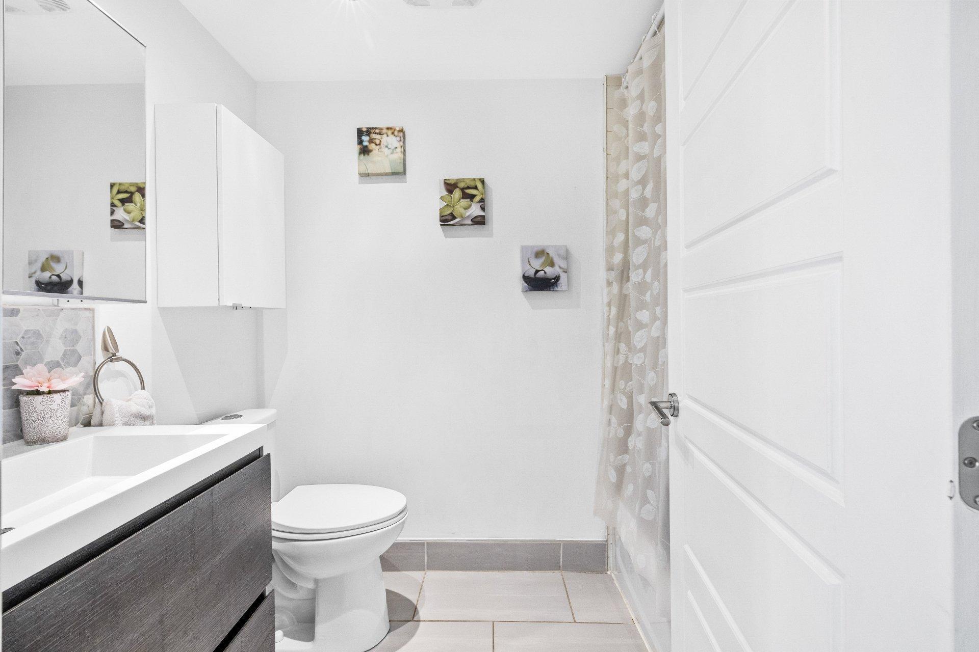 









3110

 - 3112


Rue Noorduyn

,
Montréal (Saint-Laurent),




QC
H4R1A2

