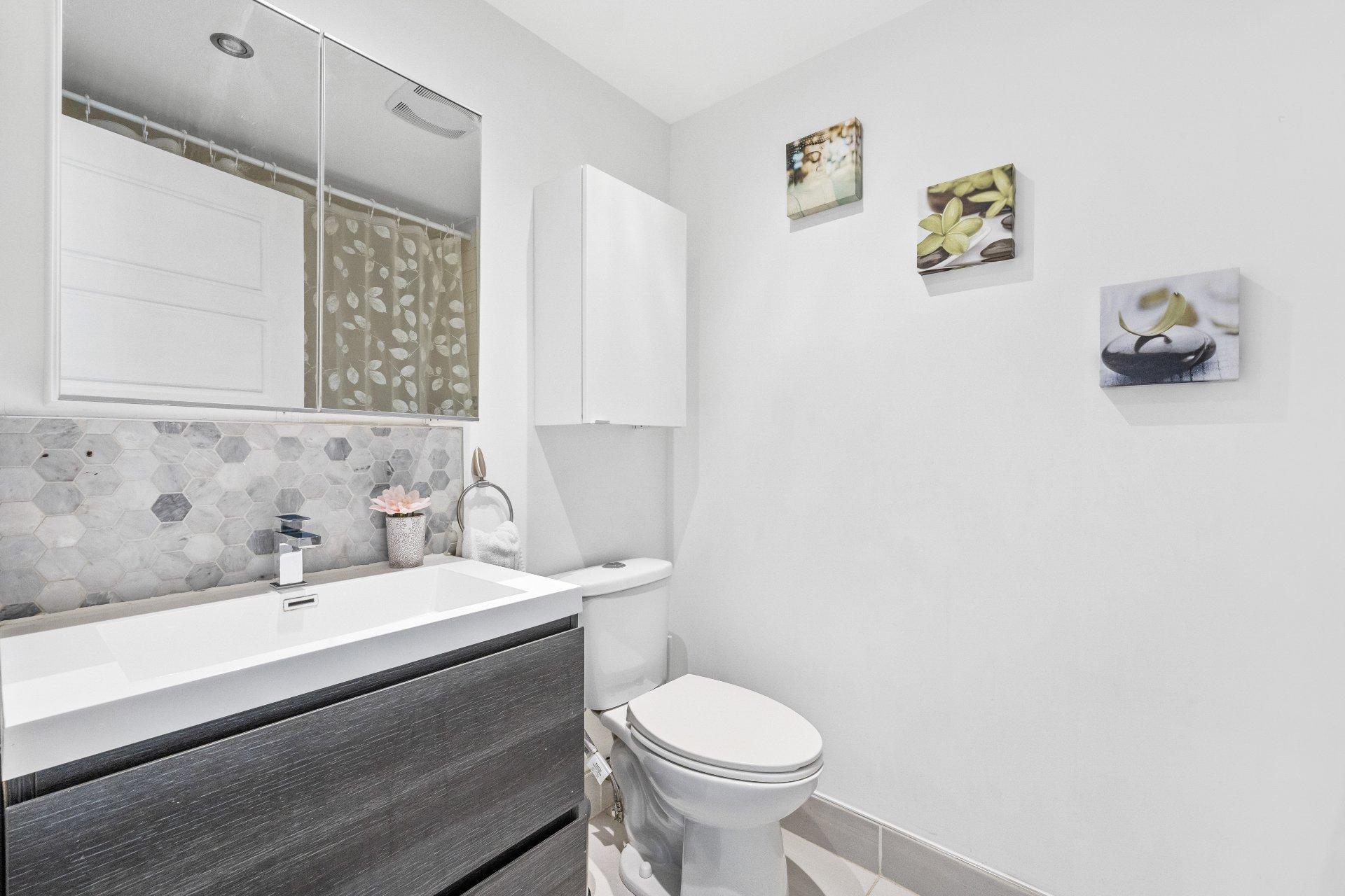 









3110

 - 3112


Rue Noorduyn

,
Montréal (Saint-Laurent),




QC
H4R1A2

