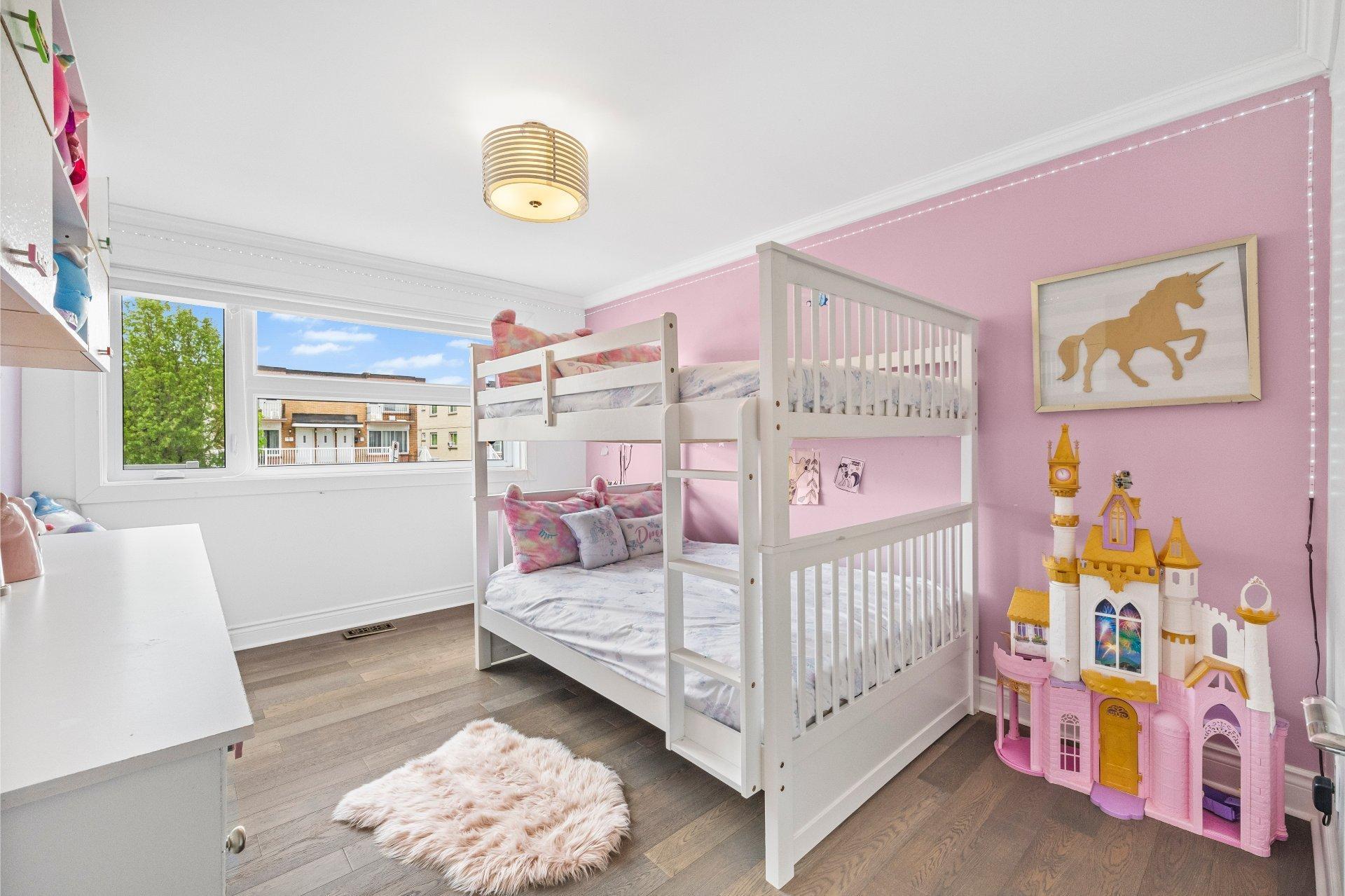 









3110

 - 3112


Rue Noorduyn

,
Montréal (Saint-Laurent),




QC
H4R1A2

