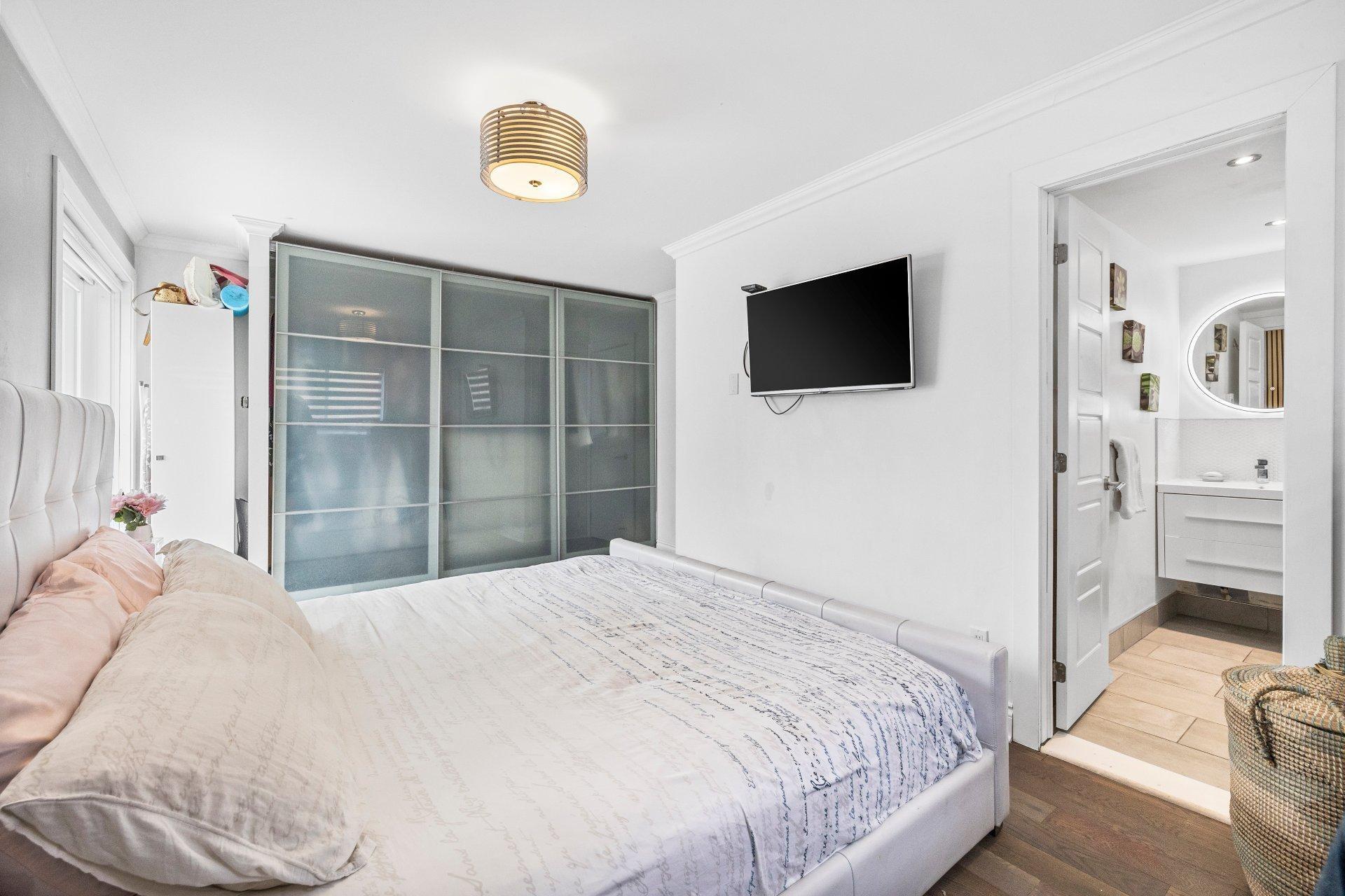 









3110

 - 3112


Rue Noorduyn

,
Montréal (Saint-Laurent),




QC
H4R1A2

