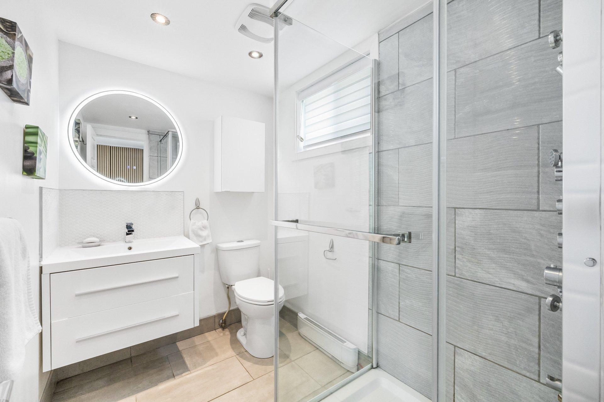 









3110

 - 3112


Rue Noorduyn

,
Montréal (Saint-Laurent),




QC
H4R1A2

