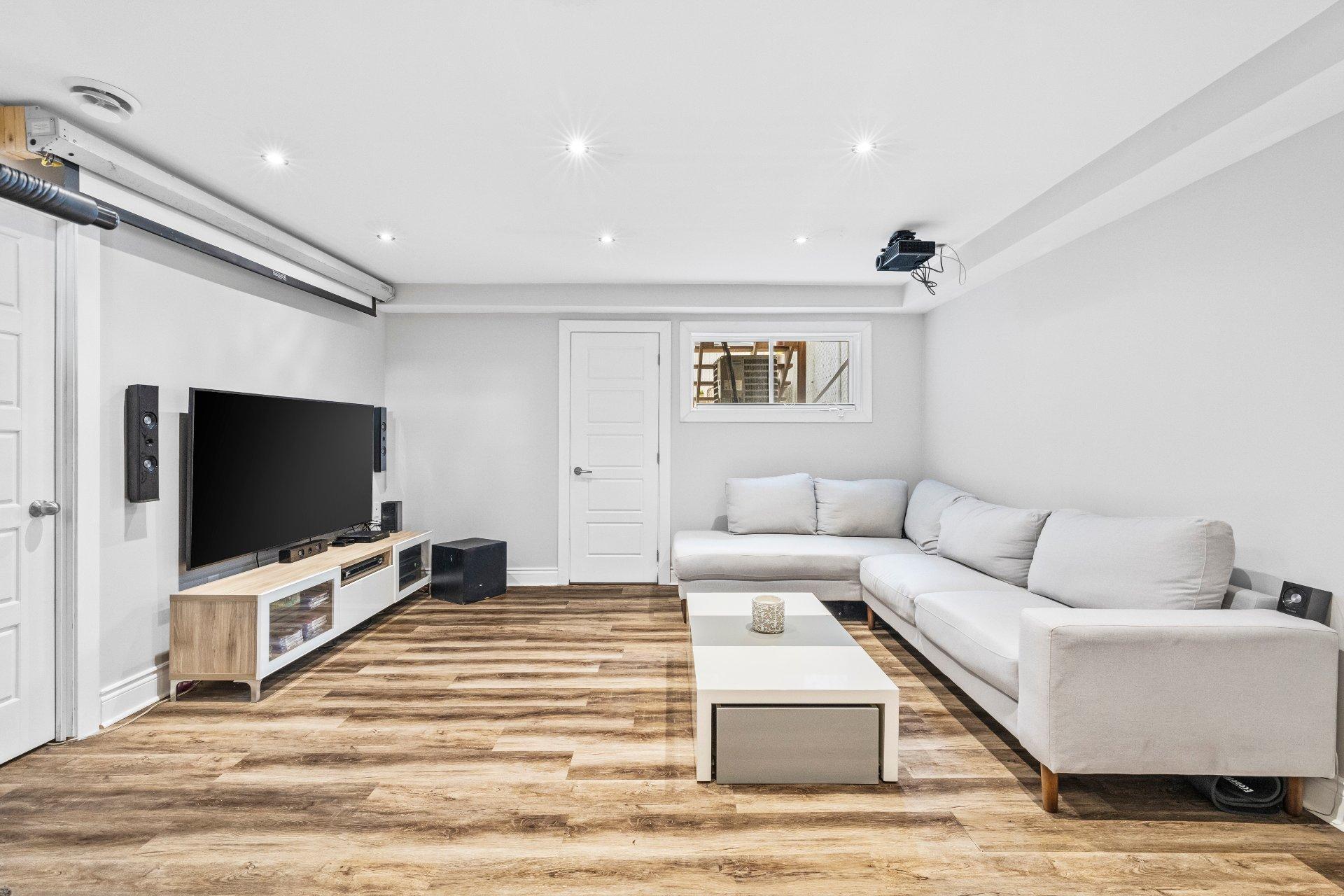 









3110

 - 3112


Rue Noorduyn

,
Montréal (Saint-Laurent),




QC
H4R1A2

