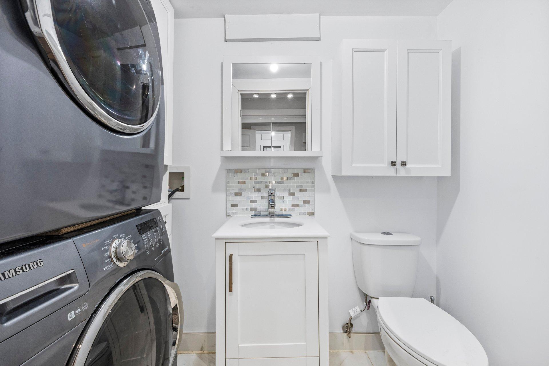 









3110

 - 3112


Rue Noorduyn

,
Montréal (Saint-Laurent),




QC
H4R1A2

