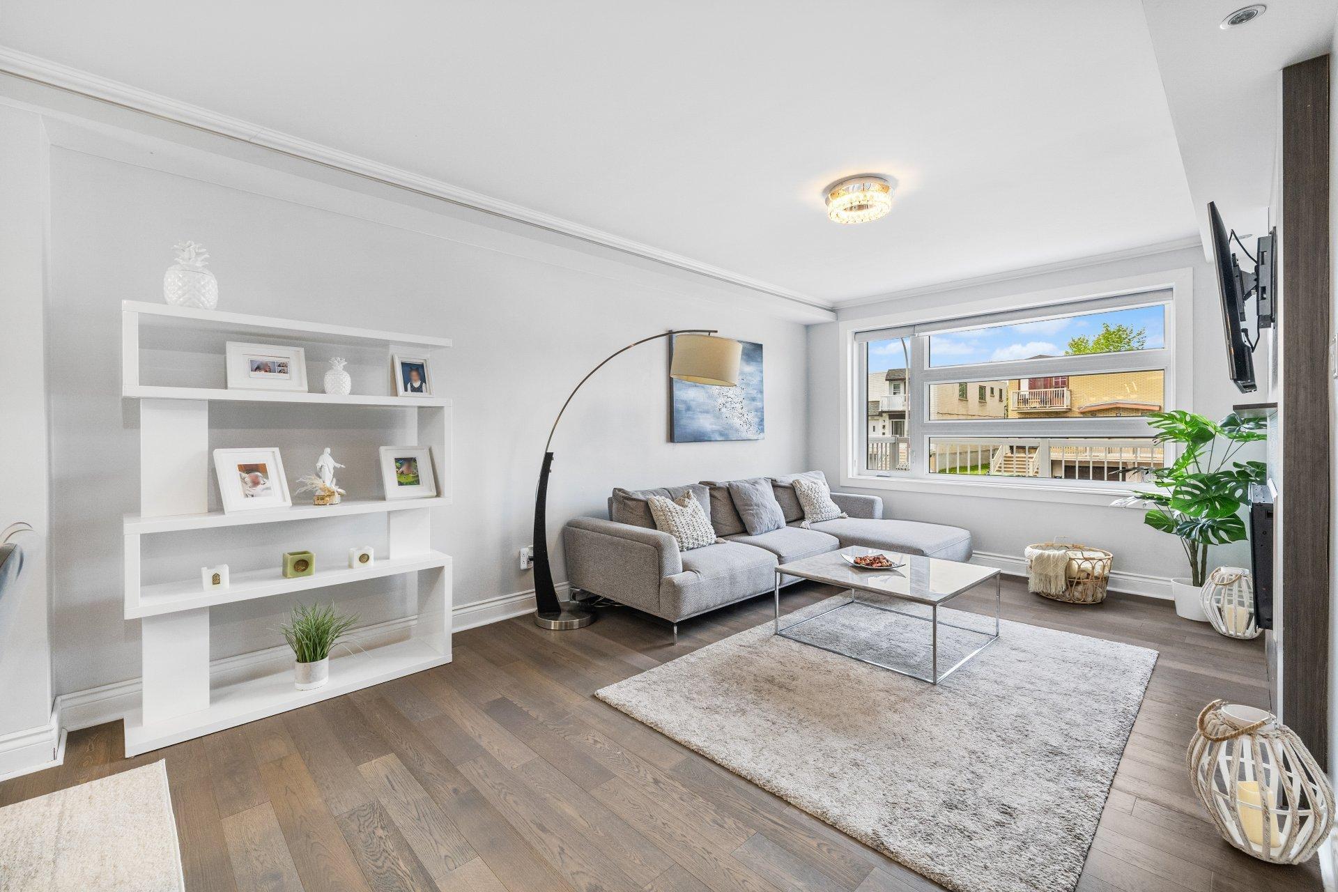 









3110

 - 3112


Rue Noorduyn

,
Montréal (Saint-Laurent),




QC
H4R1A2

