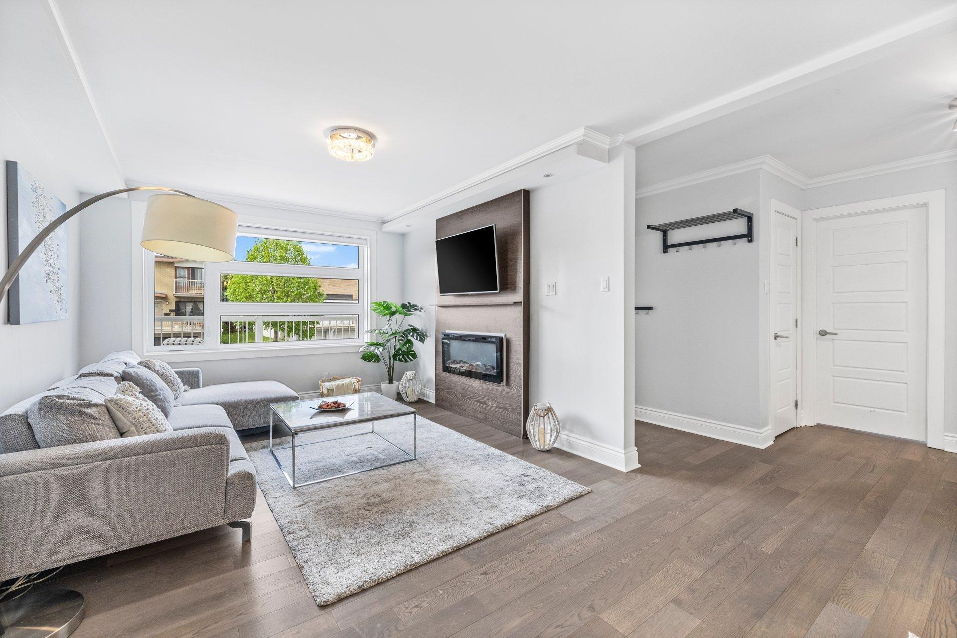 









3110

 - 3112


Rue Noorduyn

,
Montréal (Saint-Laurent),




QC
H4R1A2

