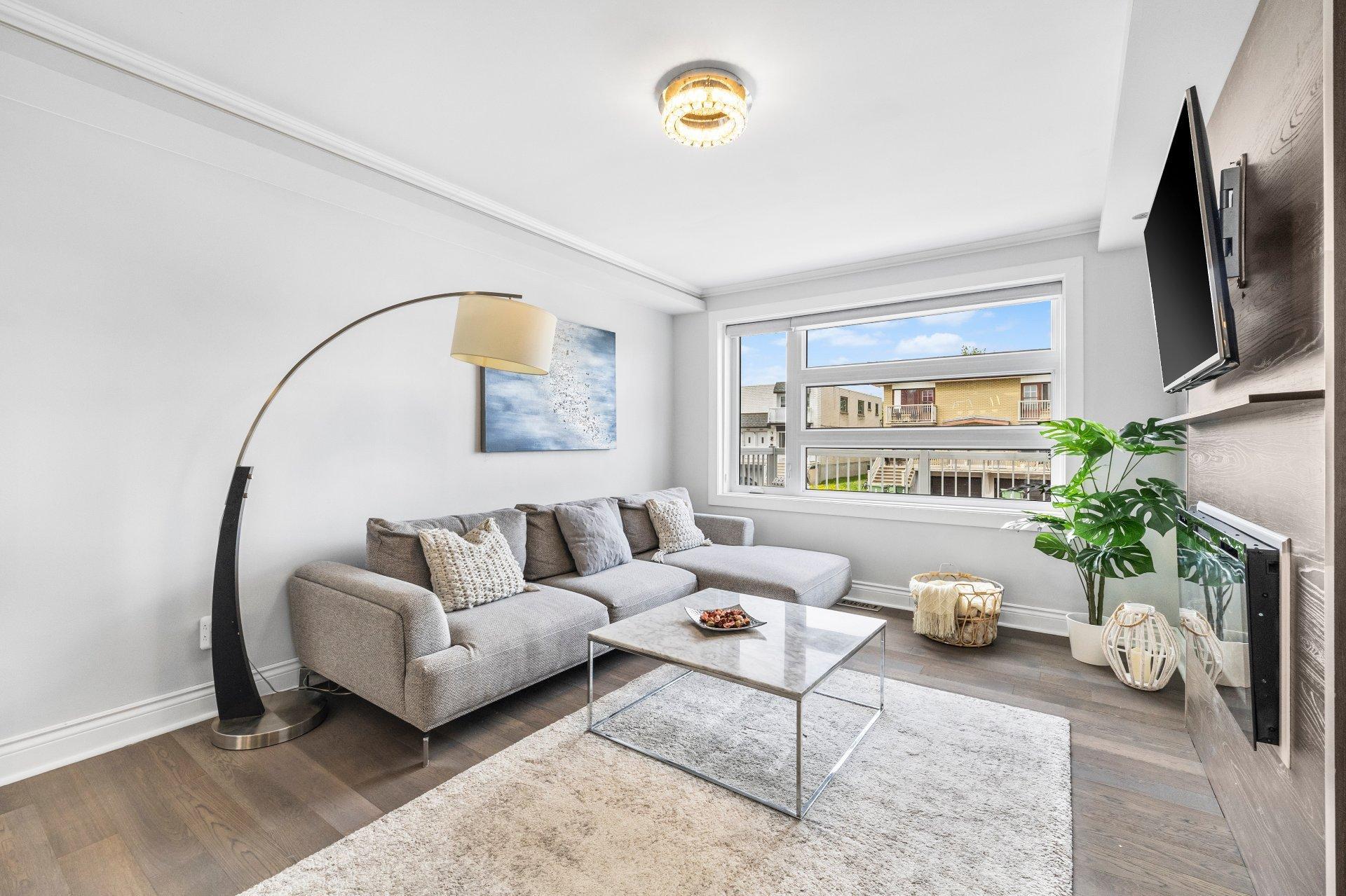 









3110

 - 3112


Rue Noorduyn

,
Montréal (Saint-Laurent),




QC
H4R1A2

