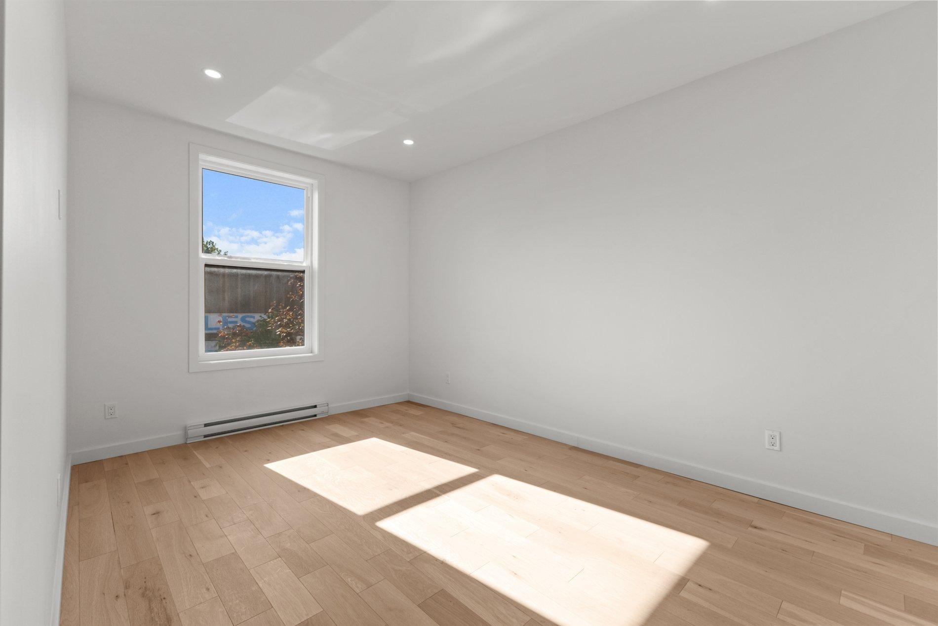 









7591


Rue St-Hubert

,
Montréal (Villeray/Saint-Michel/Parc-Extension),




QC
H2R2N7

