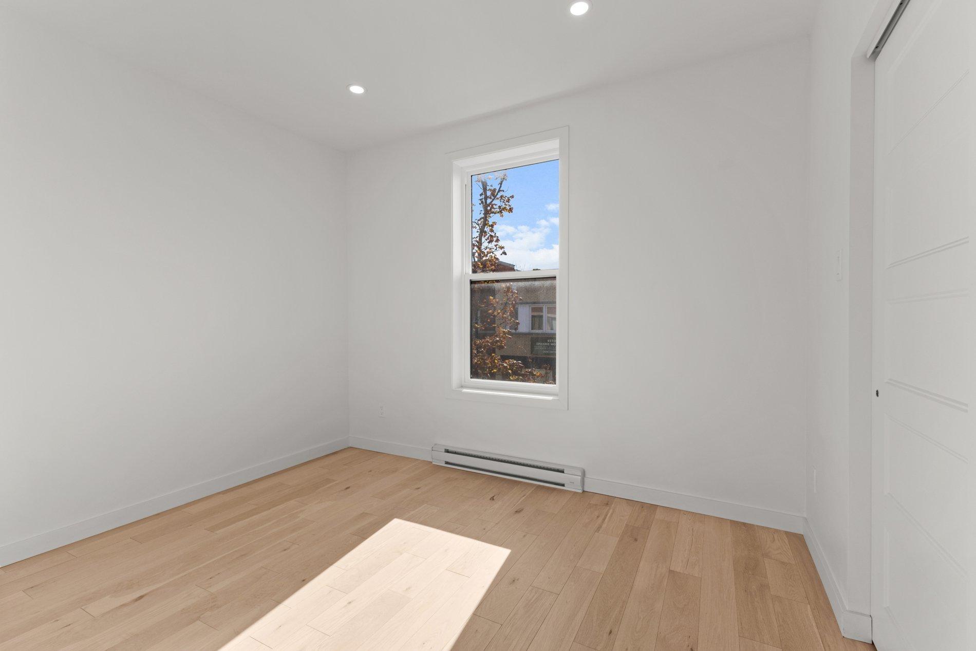 









7591


Rue St-Hubert

,
Montréal (Villeray/Saint-Michel/Parc-Extension),




QC
H2R2N7

