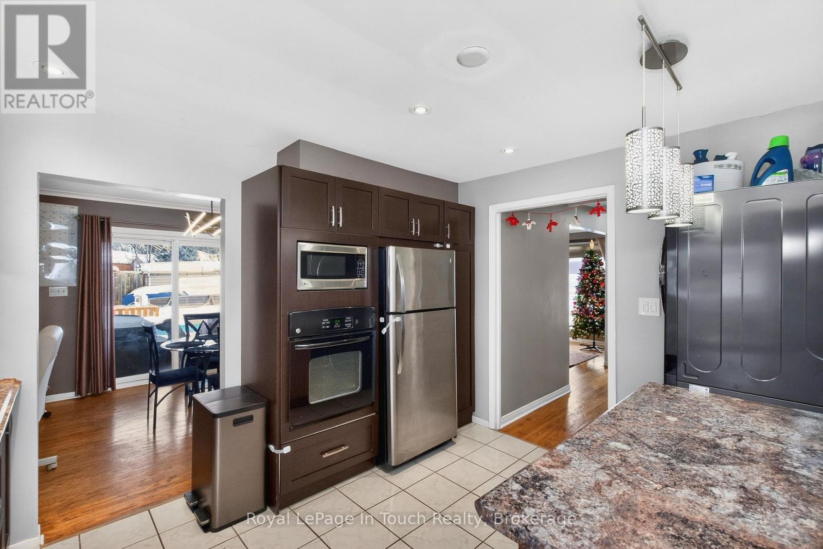 












958 MONTREAL STREET

,
Midland,




Ontario
L4R1H2

