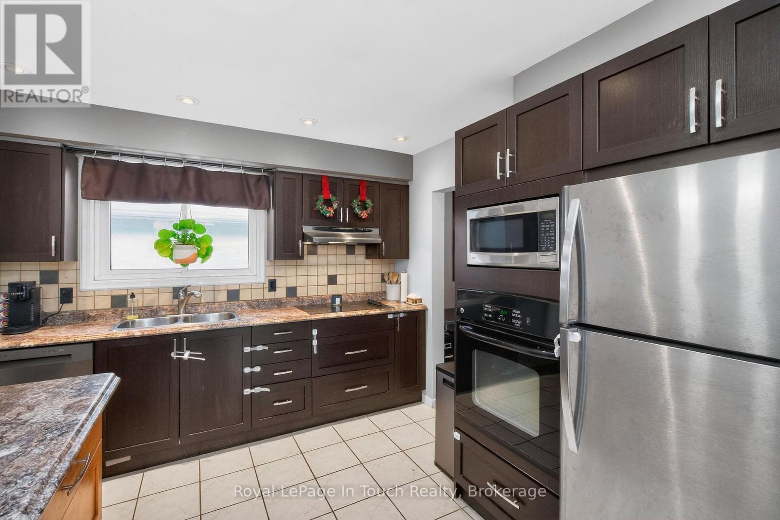 












958 MONTREAL STREET

,
Midland,




Ontario
L4R1H2

