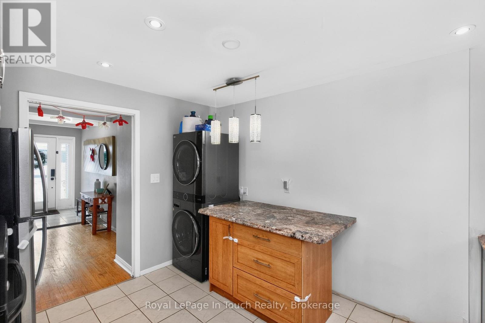 












958 MONTREAL STREET

,
Midland,




Ontario
L4R1H2

