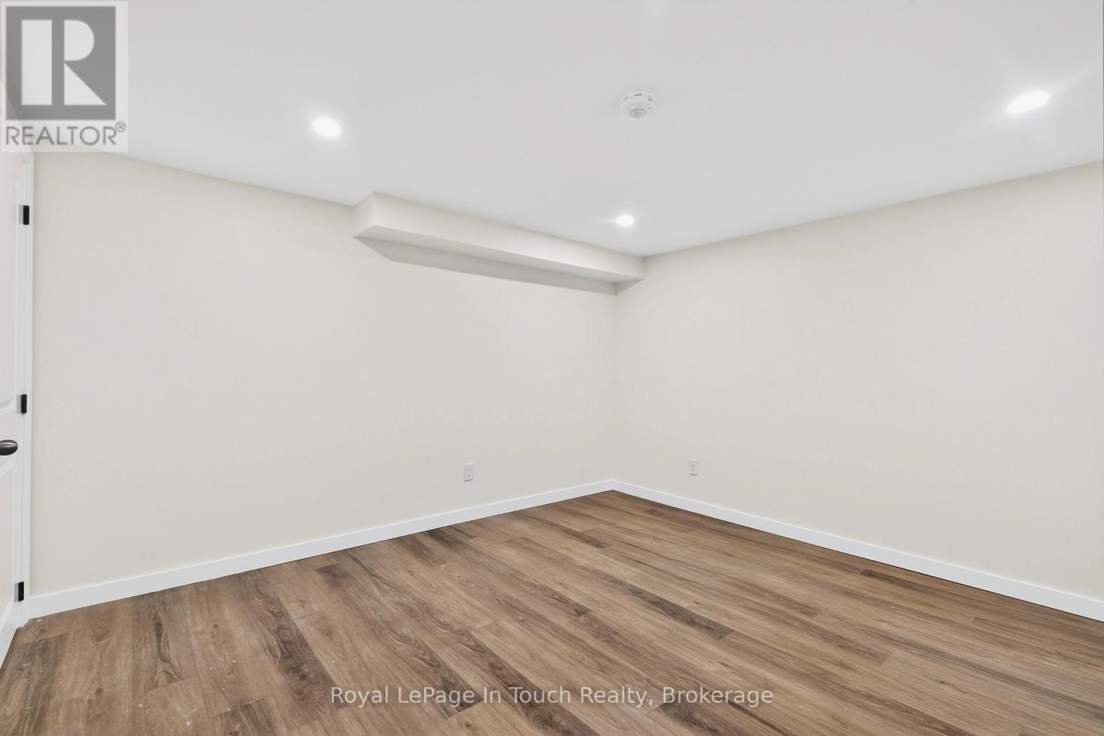 












958 MONTREAL STREET

,
Midland,




Ontario
L4R1H2

