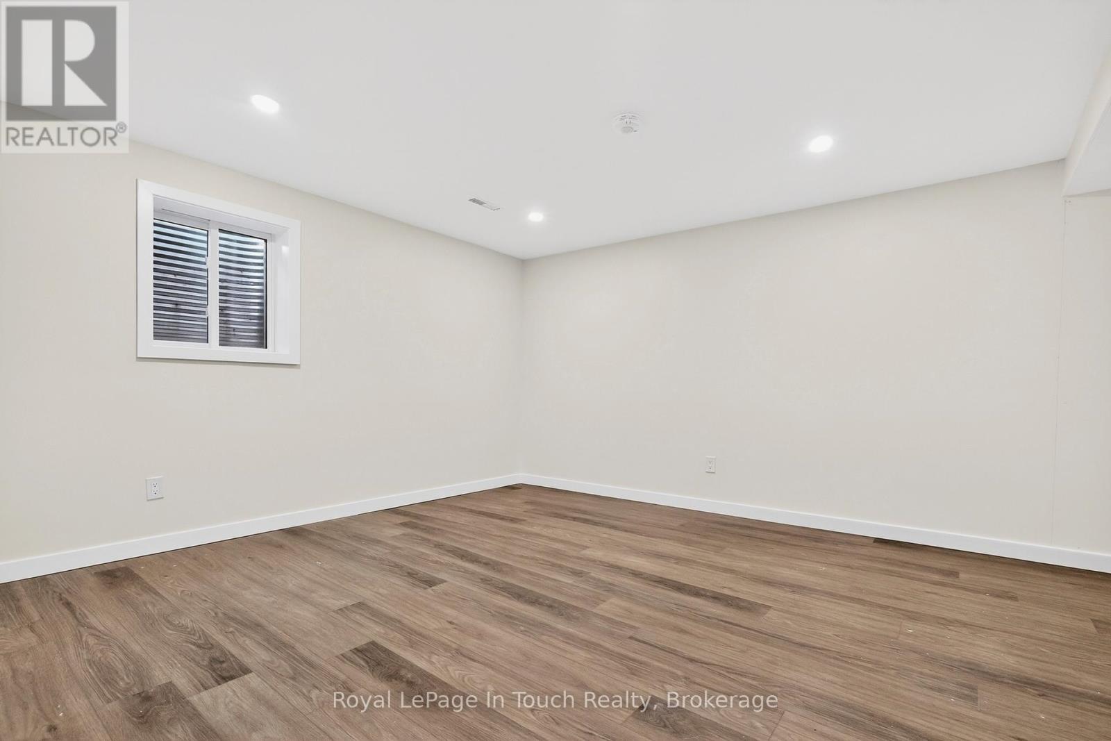 












958 MONTREAL STREET

,
Midland,




Ontario
L4R1H2

