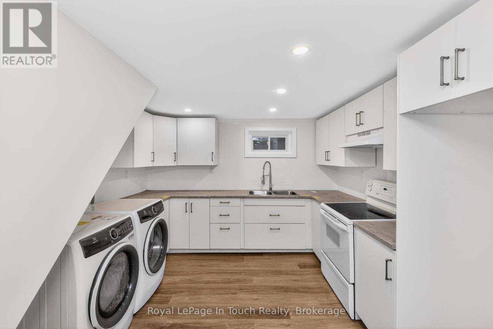 












958 MONTREAL STREET

,
Midland,




Ontario
L4R1H2

