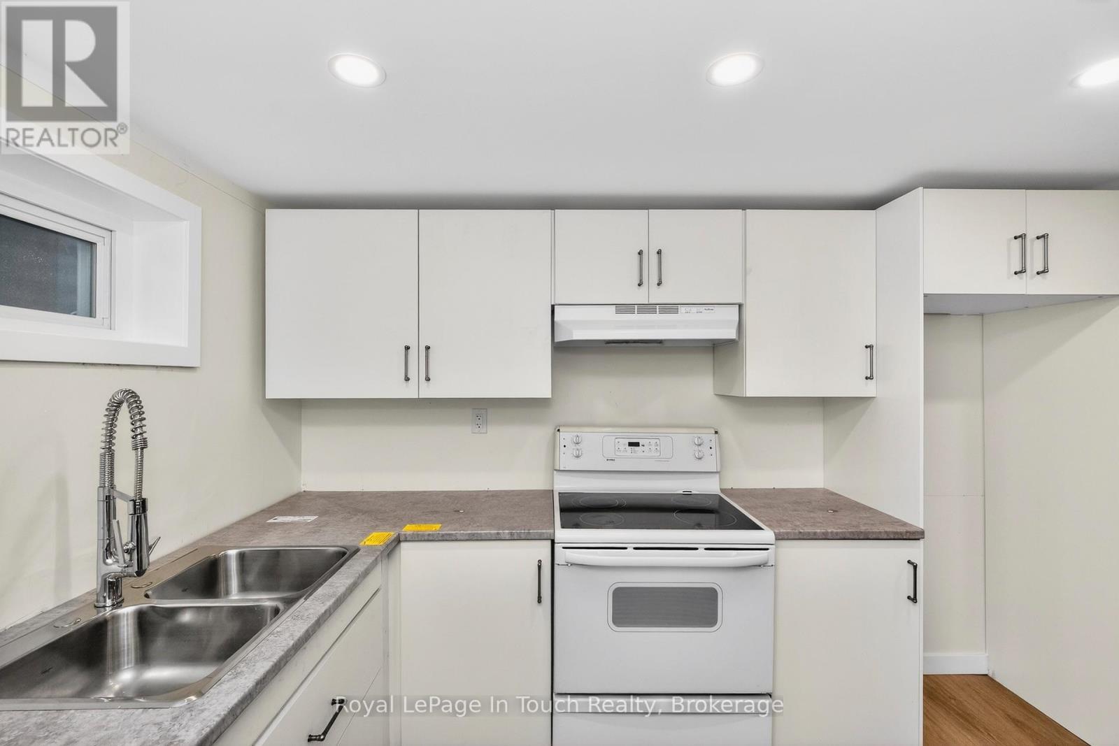 












958 MONTREAL STREET

,
Midland,




Ontario
L4R1H2

