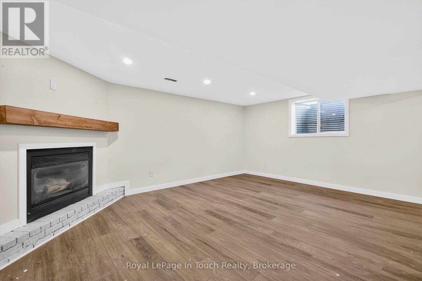 












958 MONTREAL STREET

,
Midland,




Ontario
L4R1H2

