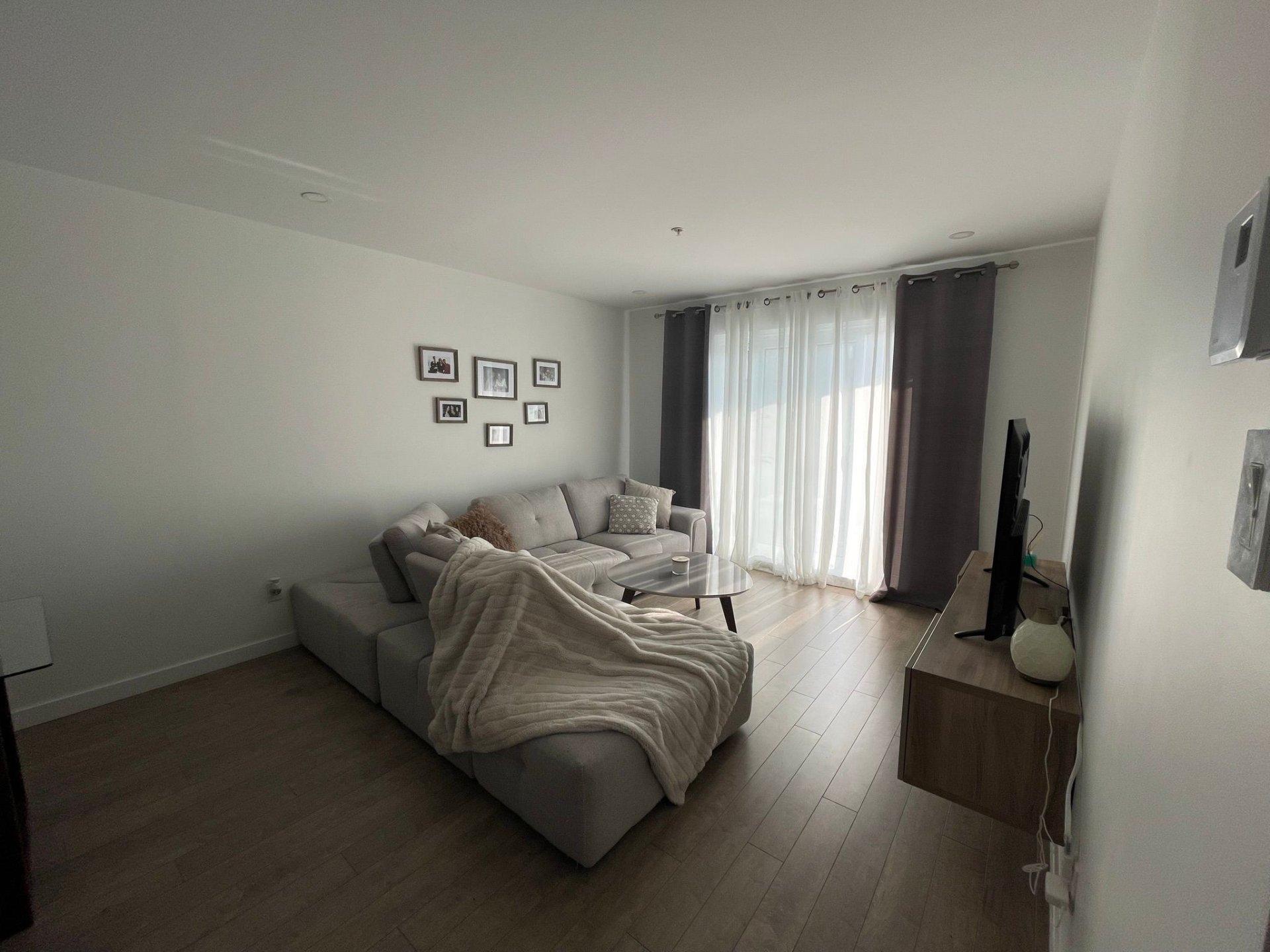 









325

 - 222


Rue Éricka

,
Laval (Fabreville),




QC
H7P5S2

